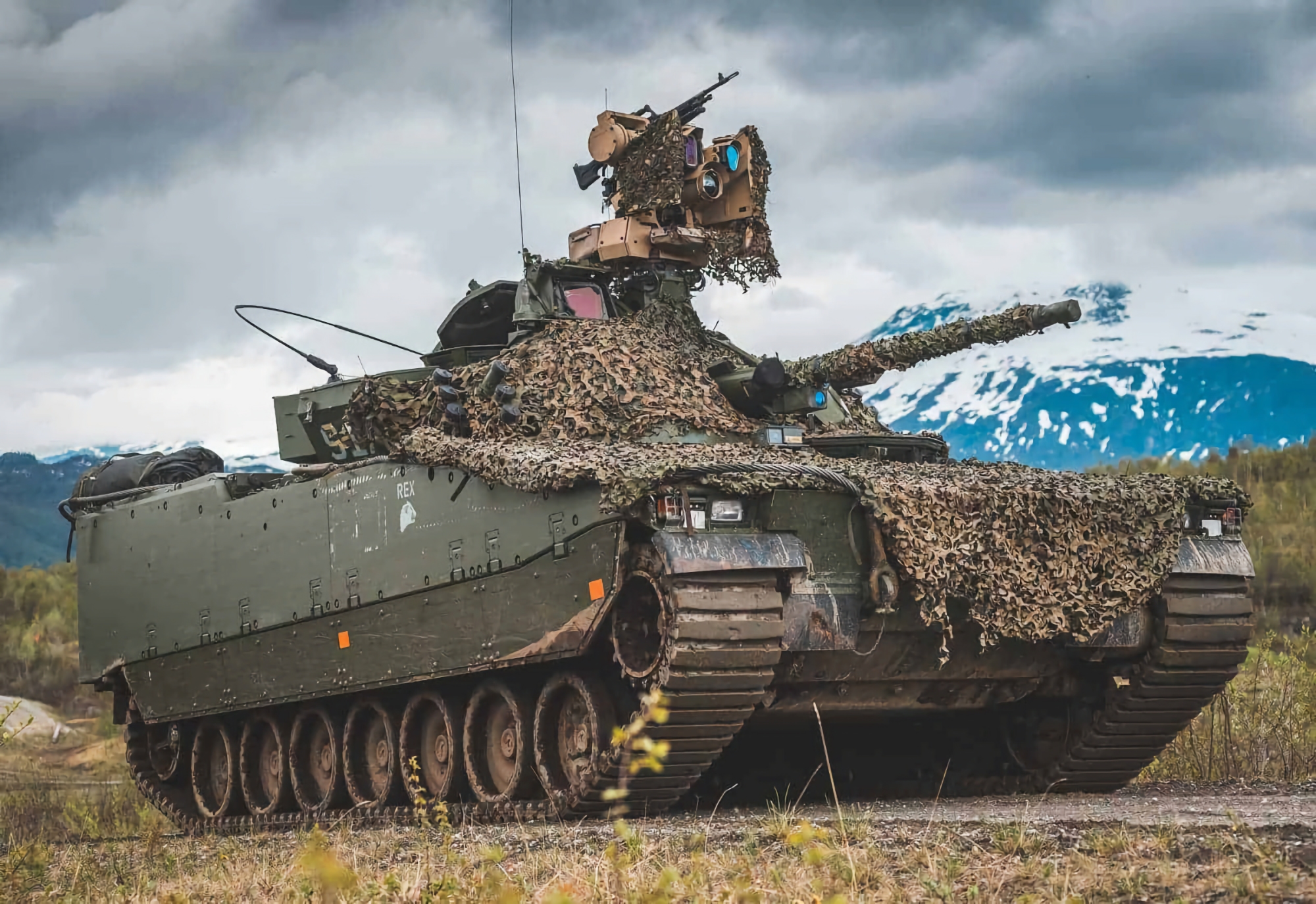 Володимир Зеленський підтвердив, що Україна вироблятиме шведські бойові машини піхоти CV90