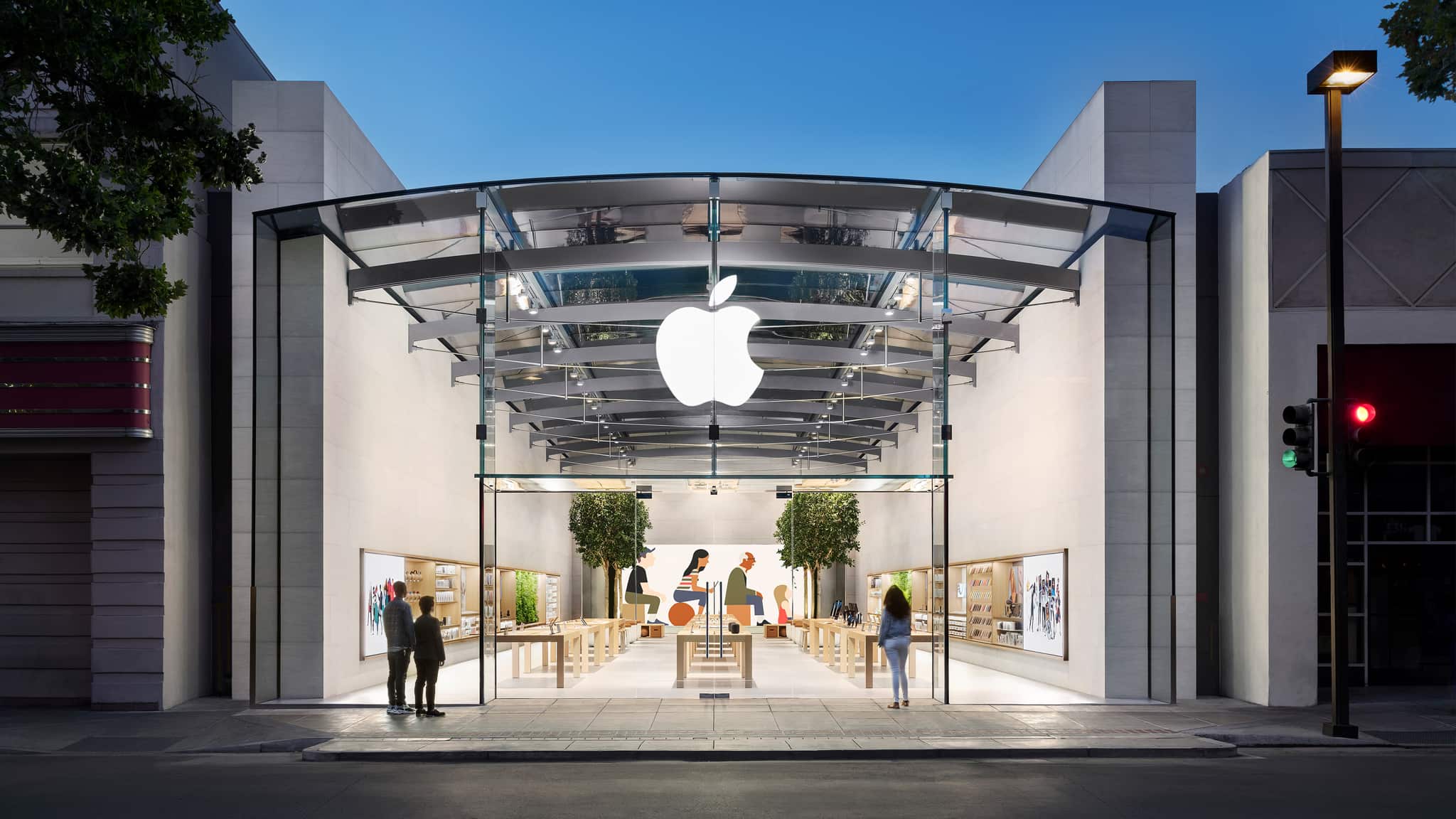 Apple Store rapinato in pieno giorno davanti a decine di persone: nessuno ha fermato i ladri (video)