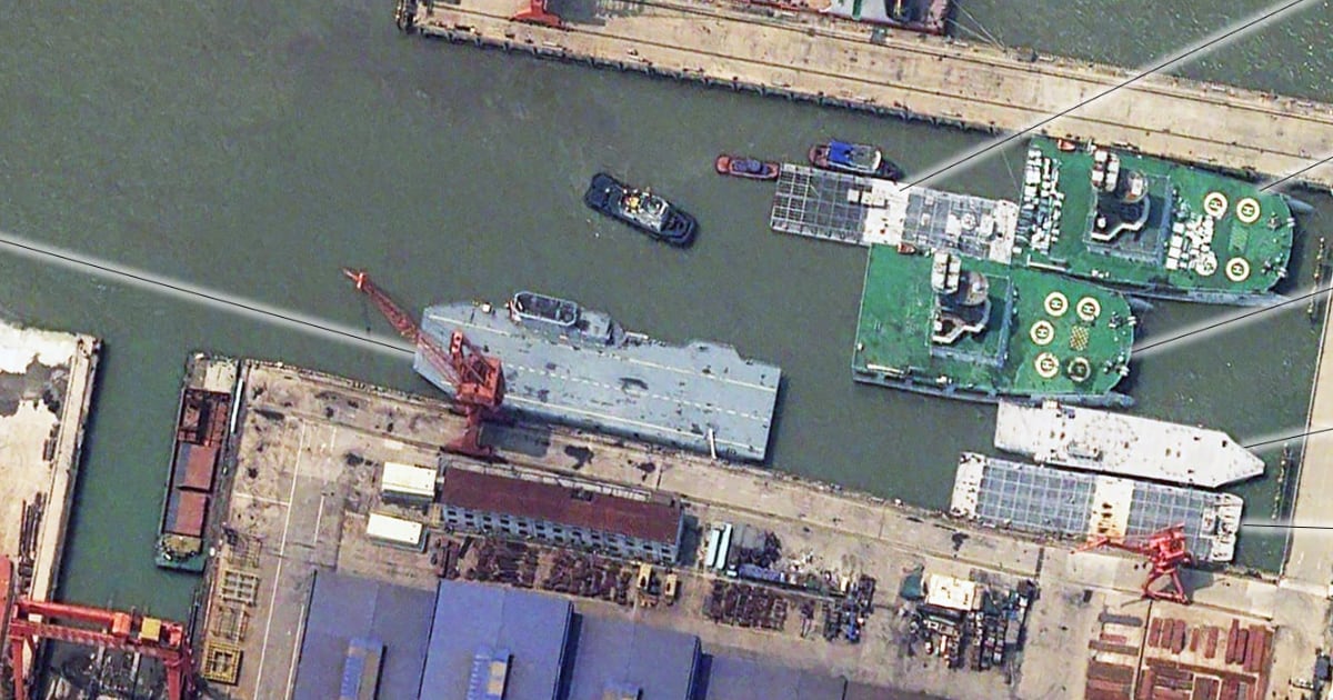 Kina bygger i all hemmelighet verdens første hangarskip for droner (satellittfoto)