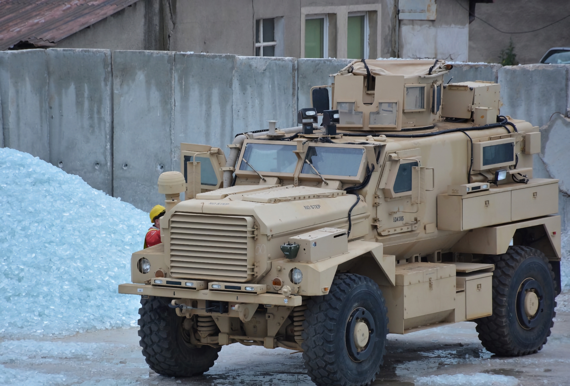 AFU setzt gepanzerte US Cougar-Fahrzeuge ein