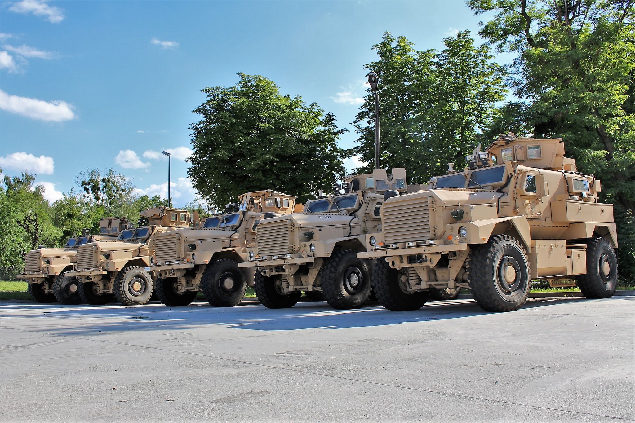 The U.S. has handed over another batch of Cougar 4×4 armored vehicles to the Polish Armed Forces