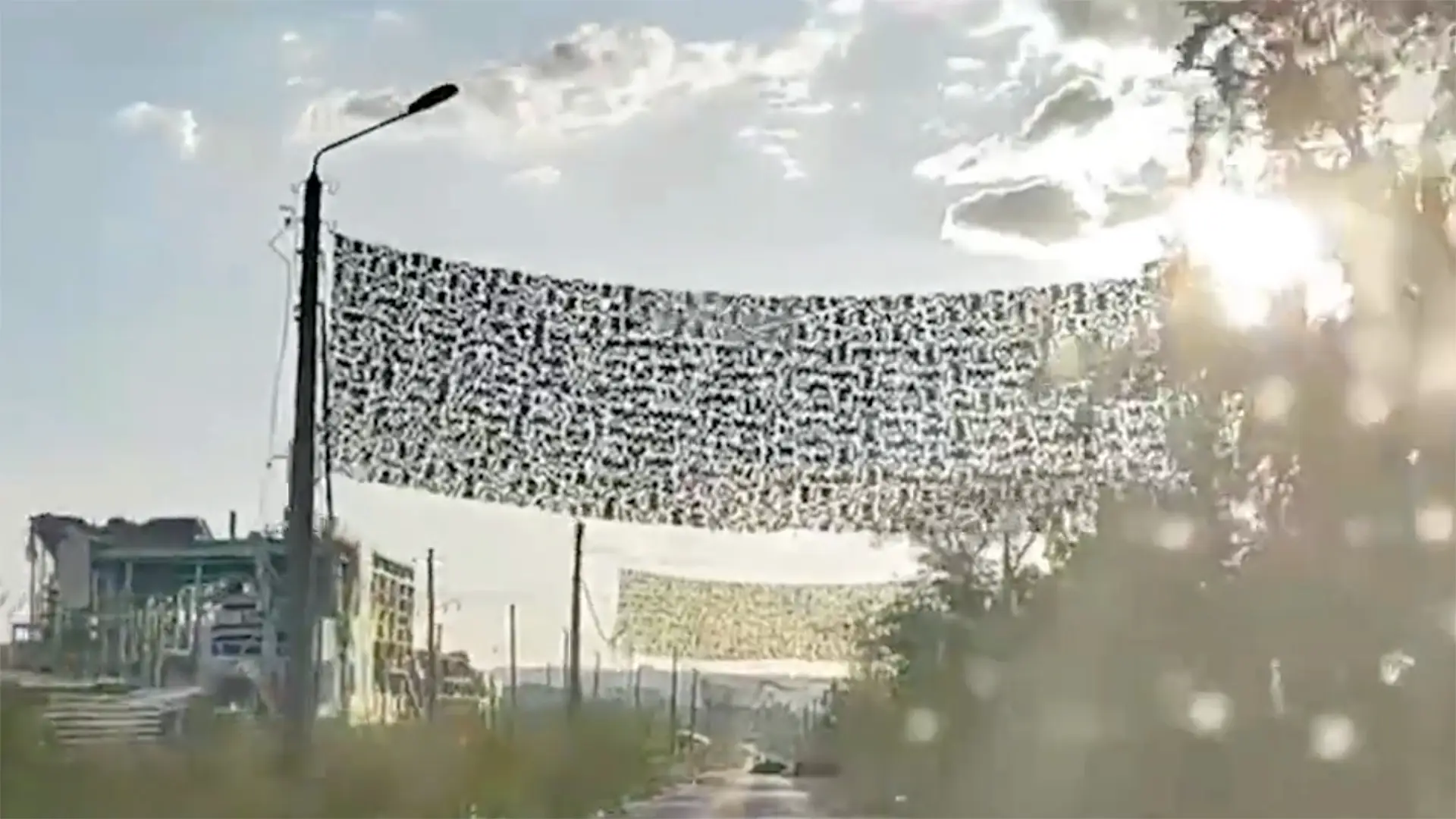 Die Russen haben damit begonnen, Netze zwischen Laternenpfählen aufzuhängen, um FPV-Drohnen abzufangen, aber es hilft nicht