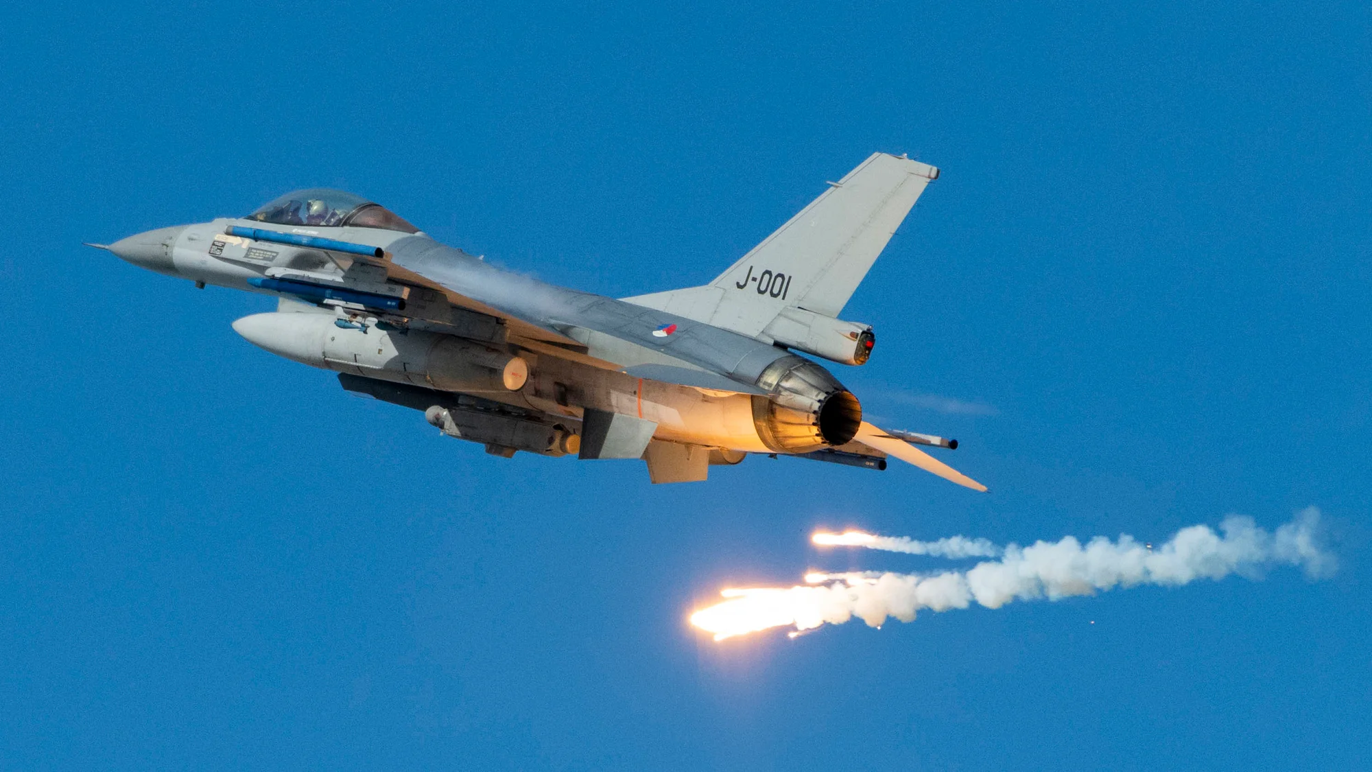 Die Niederlande haben ihre Meinung über den Verkauf von 28 F-16 Fighting Falcon-Kampfflugzeugen der vierten Generation an ein privates US-Unternehmen geändert