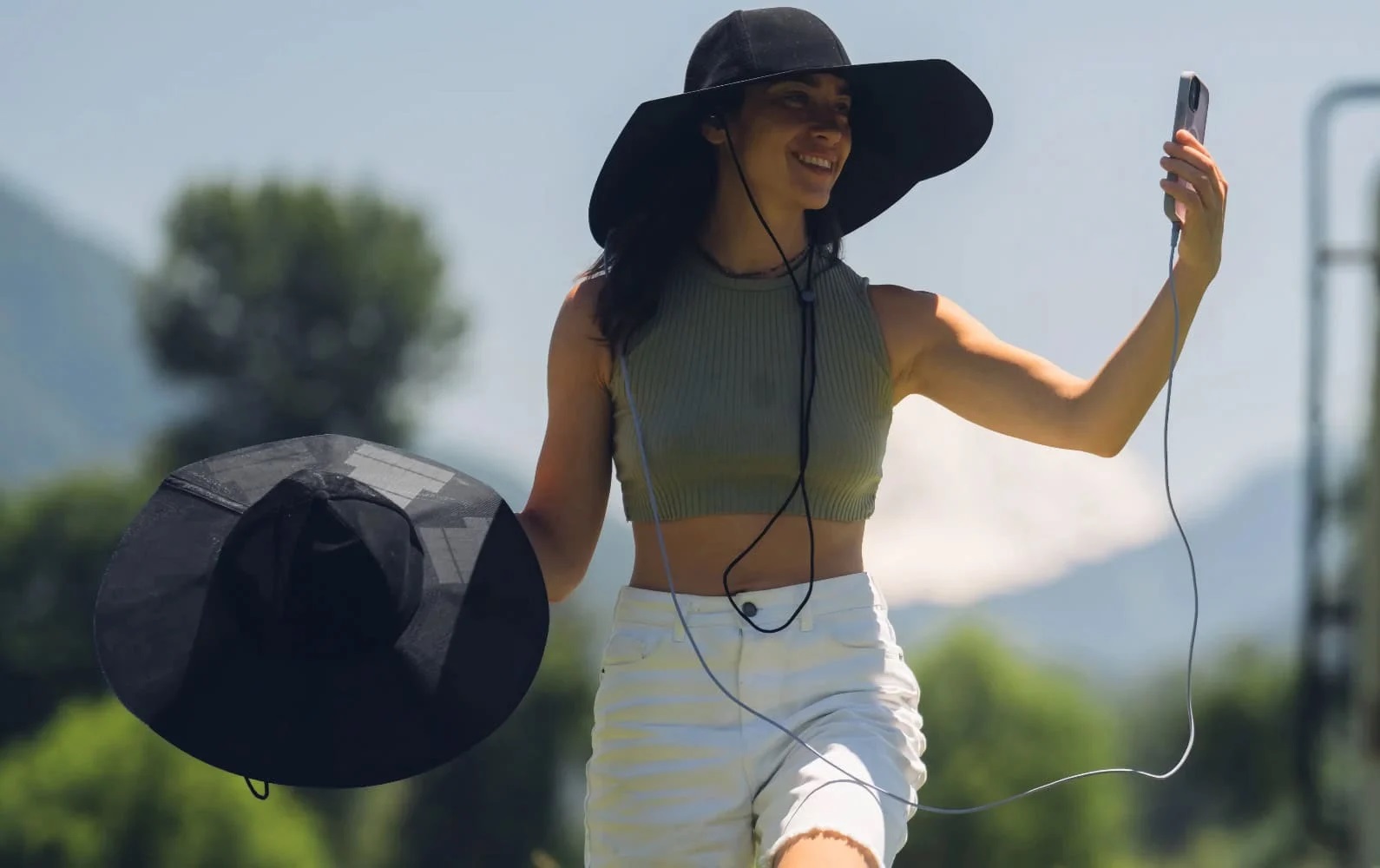 EcoFlow a présenté à l'IFA 2024 un chapeau électrique capable de recharger les smartphones.