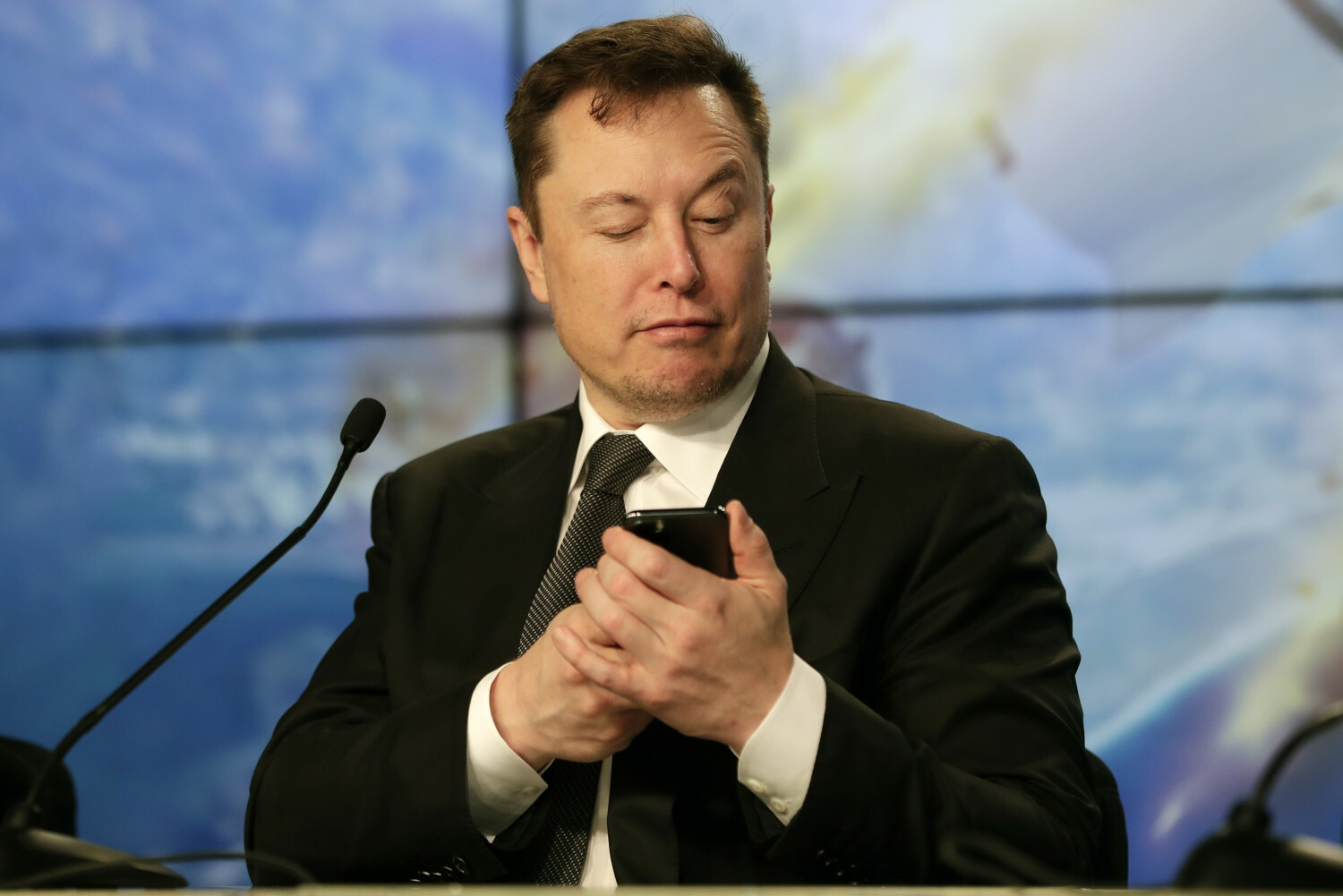 Musk verspricht, sein Smartphone zu veröffentlichen, wenn Apple und Google Twitter aus dem App Store und Google Play entfernen