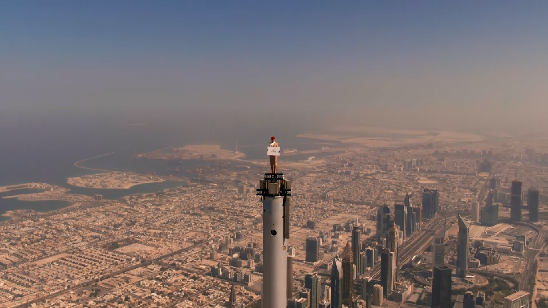 Привіт, мам, я на вершині світу! - авіакомпанія Emirates зняла рекламу на шпилі найвищої будівлі в світі без комп'ютерної графіки