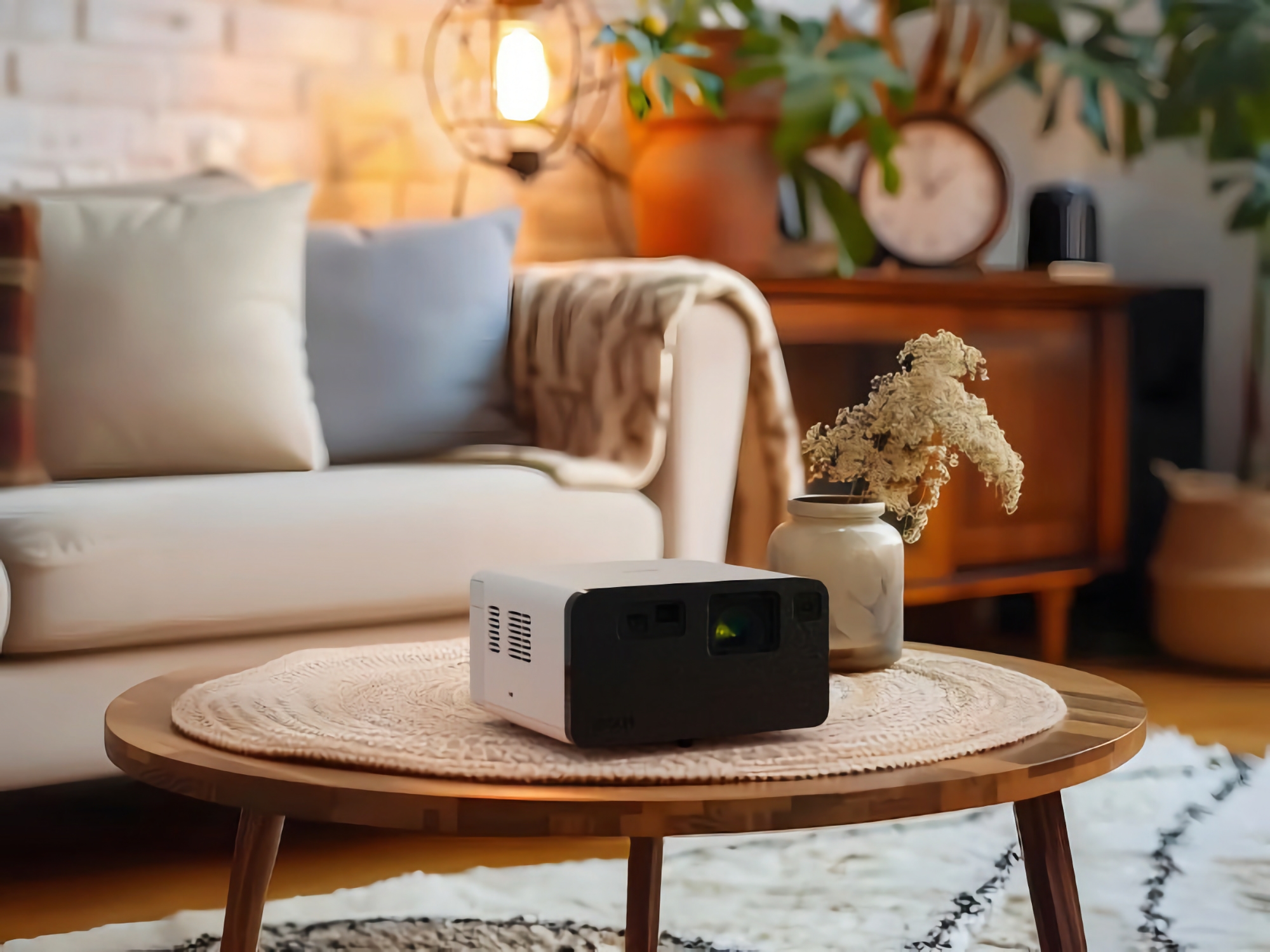 Epson has launched the EpiqVision Mini EF-21 and EF-22 in Europe: compact laser projectors with Google TV on board and prices from €899.