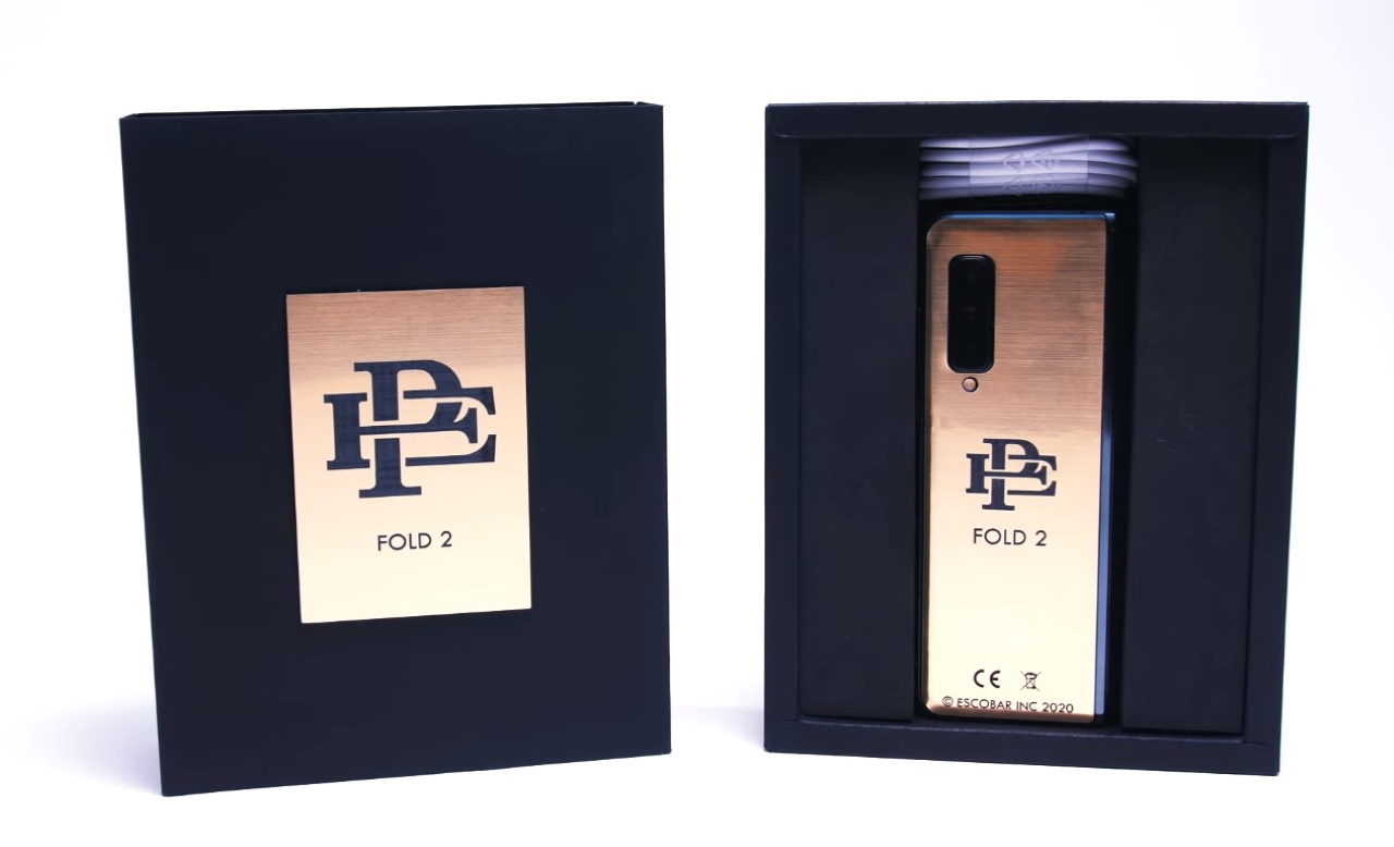 Брат наркобарона Пабло Ескобара випустив складаний смартфон Escobar Fold 2: клон Galaxy Fold із золотим корпусом та цінником у $400