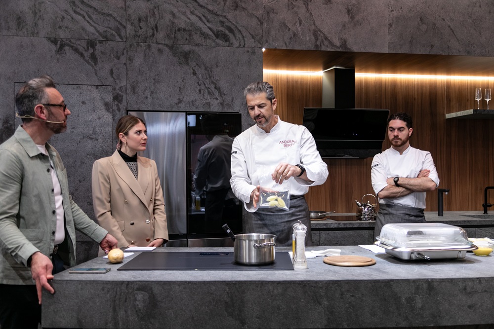 Samsung fait une démonstration de cuisine avec intelligence artificielle à l'occasion de l'EuroCucina 2024 à Milan