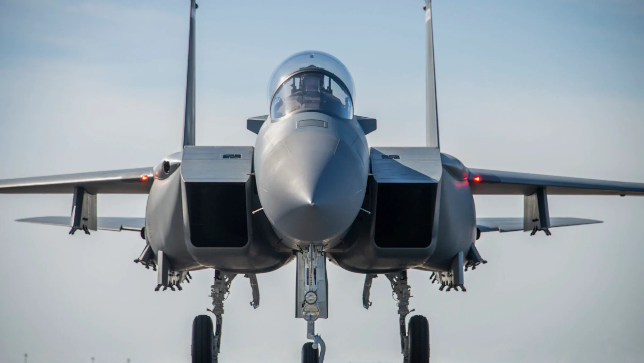 De verbeterde F-15EX Eagle II gevechtsvliegtuigen zullen het basisschema niet schenden, ondanks een vertraging van een jaar in de leveringen.