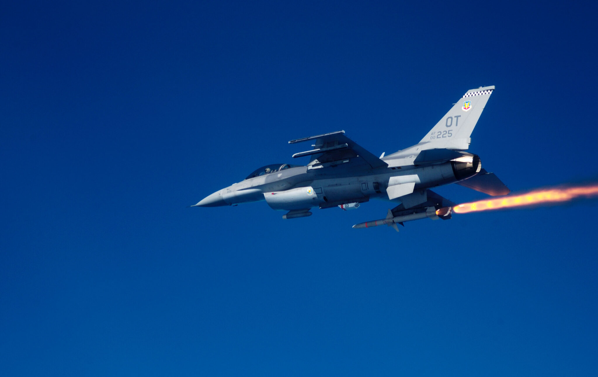 USA genehmigen den Verkauf von 300 AGM-88B HARM- und AIM-120C-8 AMRAAM-Raketen im Wert von 619 Millionen Dollar an Taiwan für F-16-Kampfflugzeuge