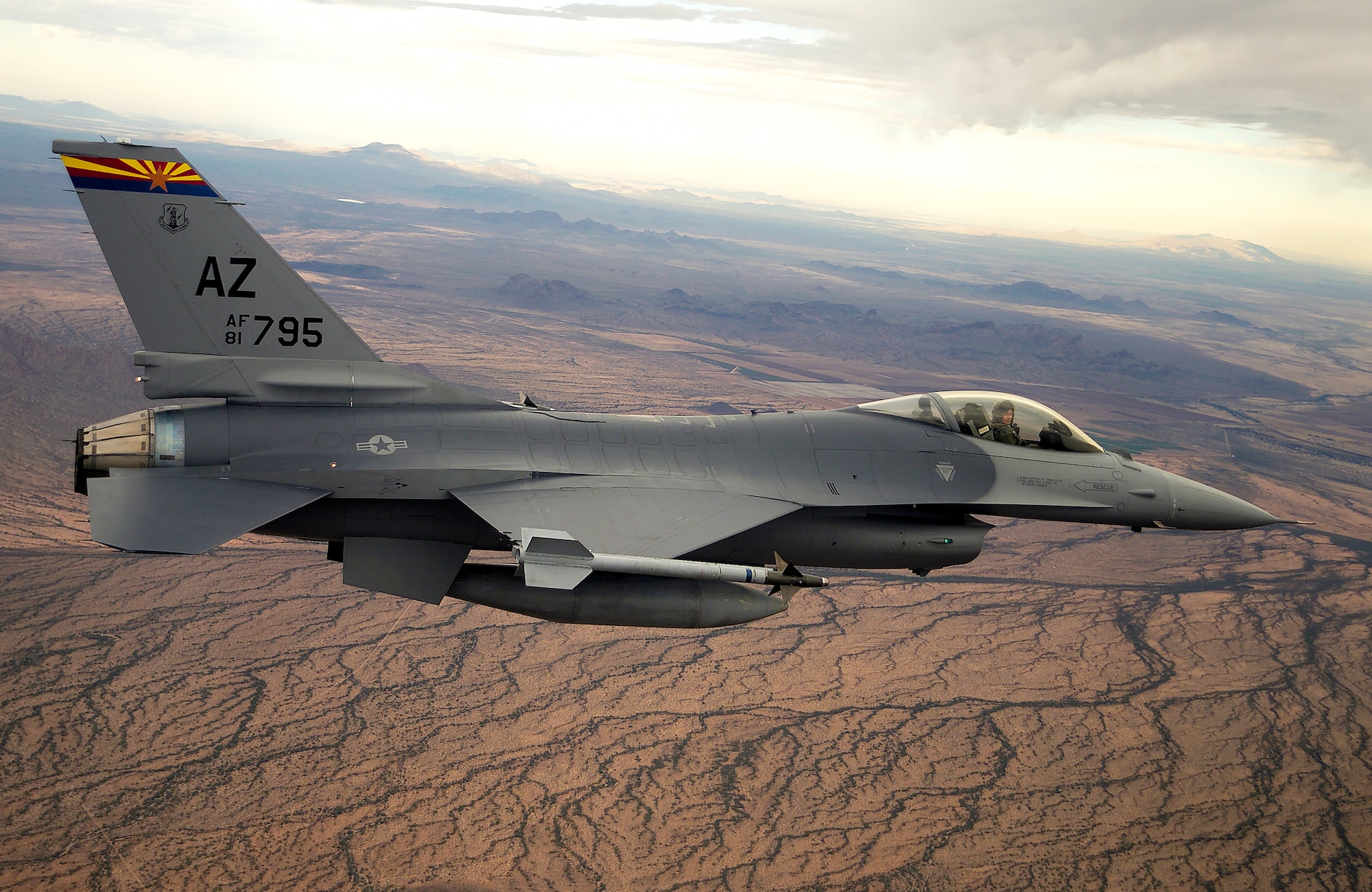 Die erste Gruppe ukrainischer Piloten absolvierte in den USA ein Trainingsprogramm für den Einsatz von F-16 Fighting Falcon Kampfflugzeugen