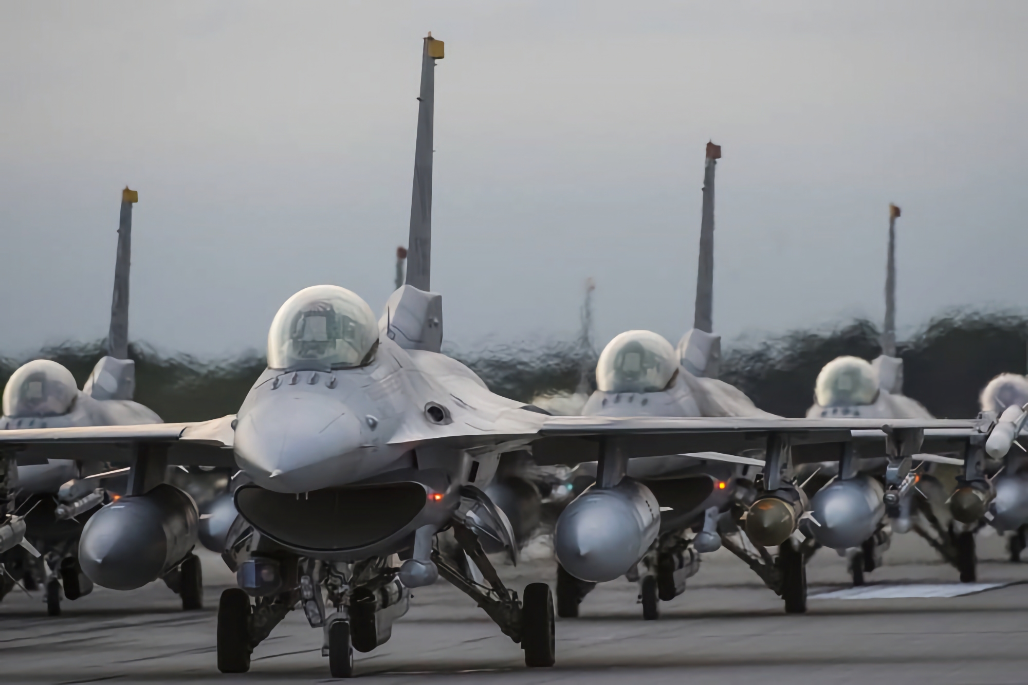 Ukraine will 40-50 US F-16 Fighting Falcon-Kampfflugzeuge von Verbündeten
