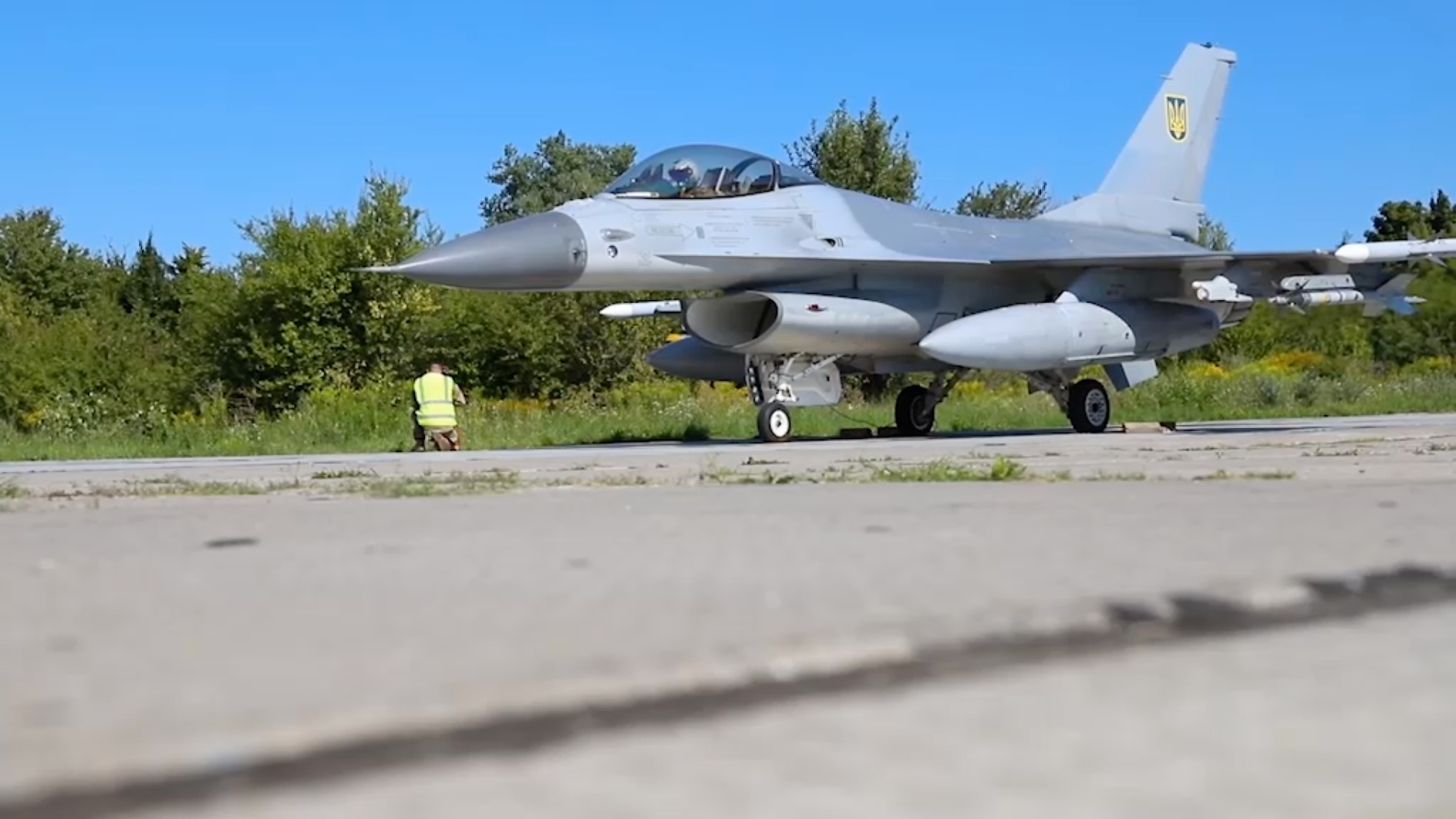 Volodymyr Zelensky bestätigte, dass die ukrainischen Luftstreitkräfte F-16 Fighting Falcon Kampfflugzeuge erhalten haben
