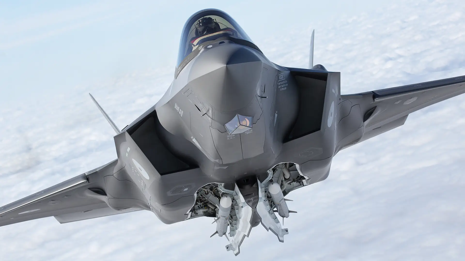Lockheed Martin розробляє нове компонування відсіку для F-35A і F-35C - винищувачі зможуть нести більше ракет AIM-120 AMRAAM