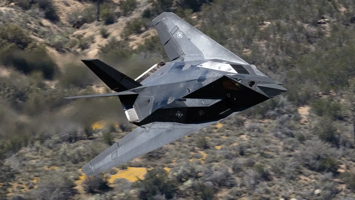 A photographer has published effective shots and video of two F-117 Nighthawk aircraft flying over a canyon in California
