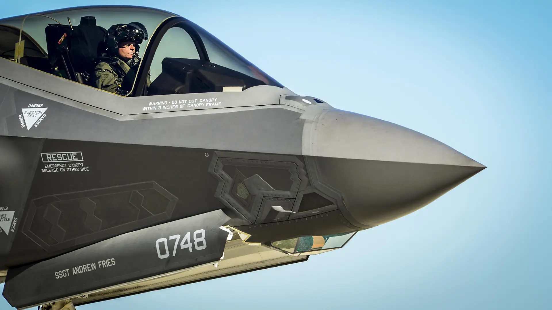 Le F-35 Lightning II fera l'objet d'une modernisation majeure et recevra un nouveau radar AN/APG-85 et des bombes StormBreaker.