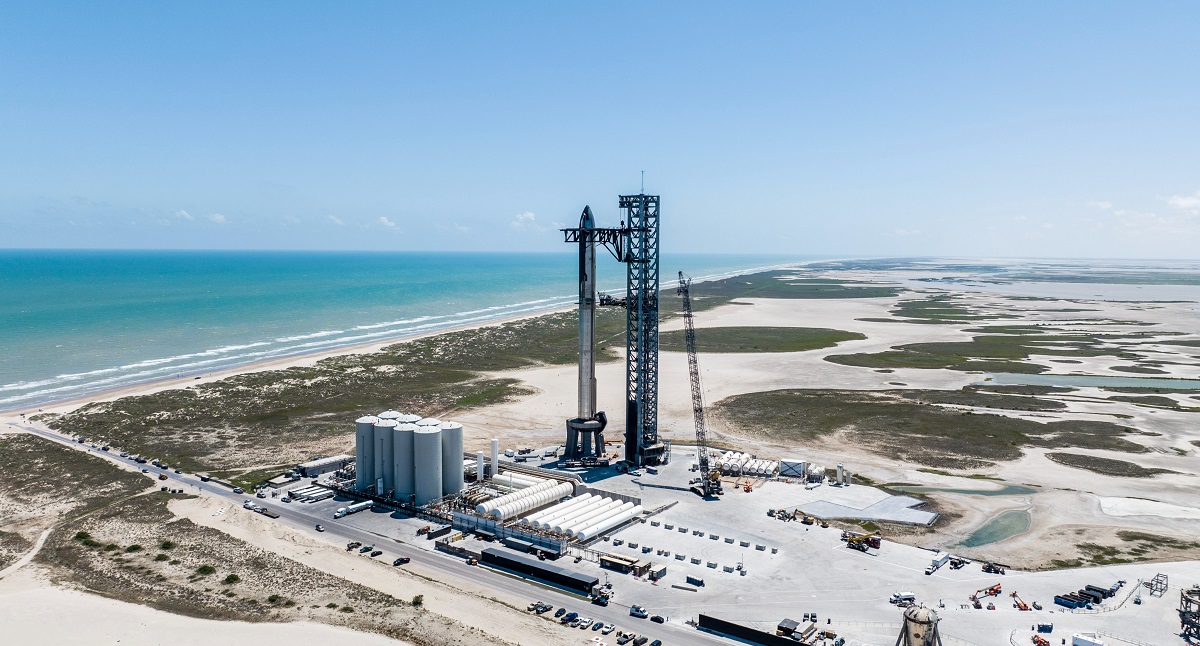 Den 140 meter høye roboten Mechazilla forberedte oppskytningen av historiens kraftigste SpaceX Starship-rakettsystem.