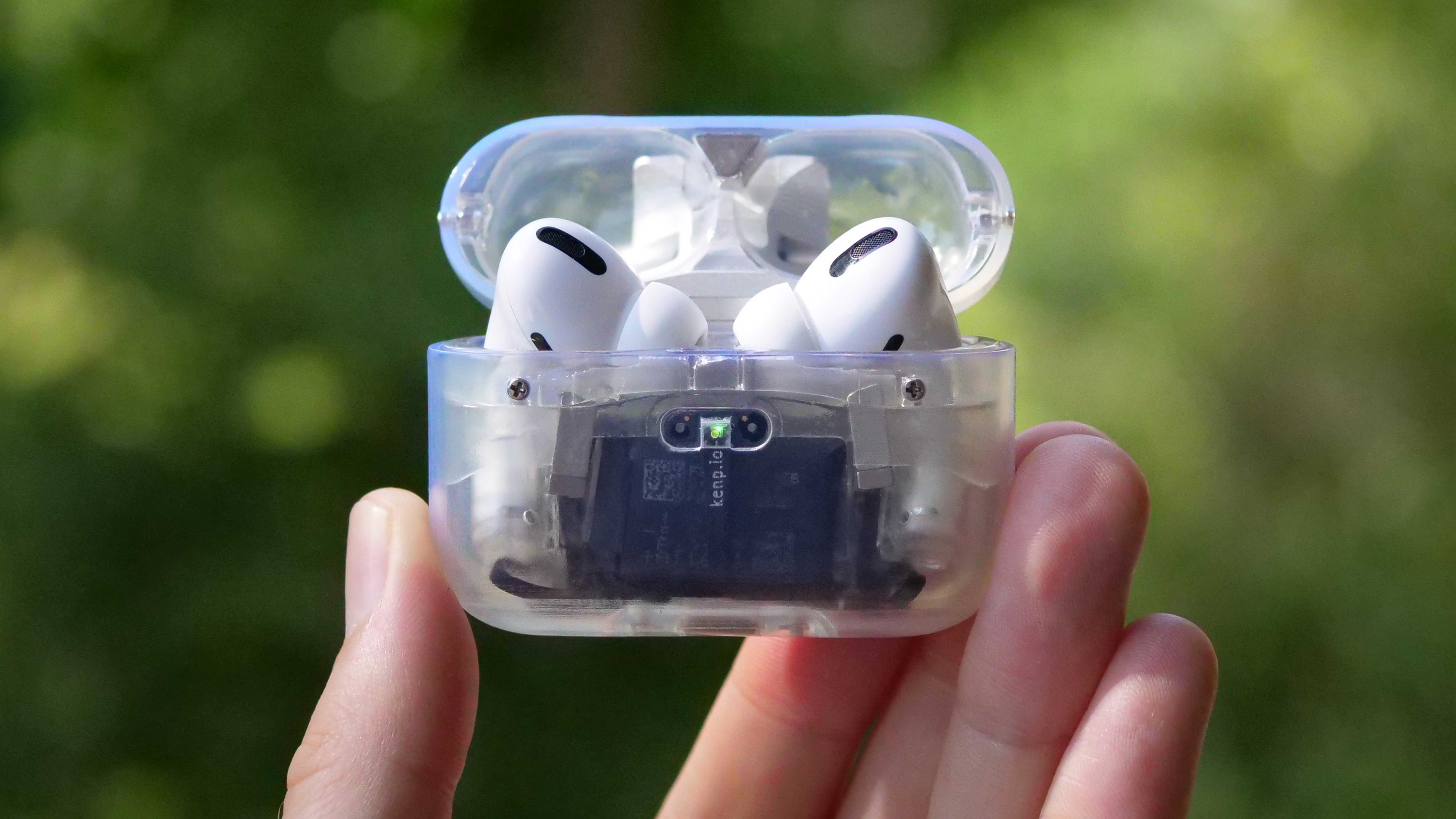 A la manière de Rien : le créateur du premier iPhone USB-C a imprimé en 3D un étui transparent pour les AirPods Pro.