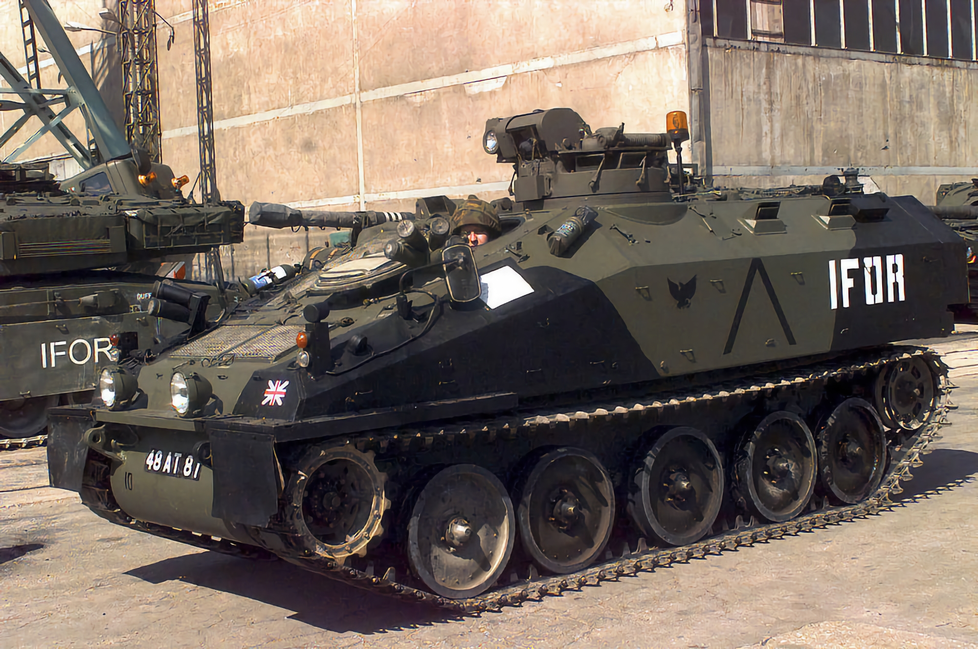 Не только САУ Krab: украинские военные во время контрнаступления использовали британские БТР FV103 Spartan