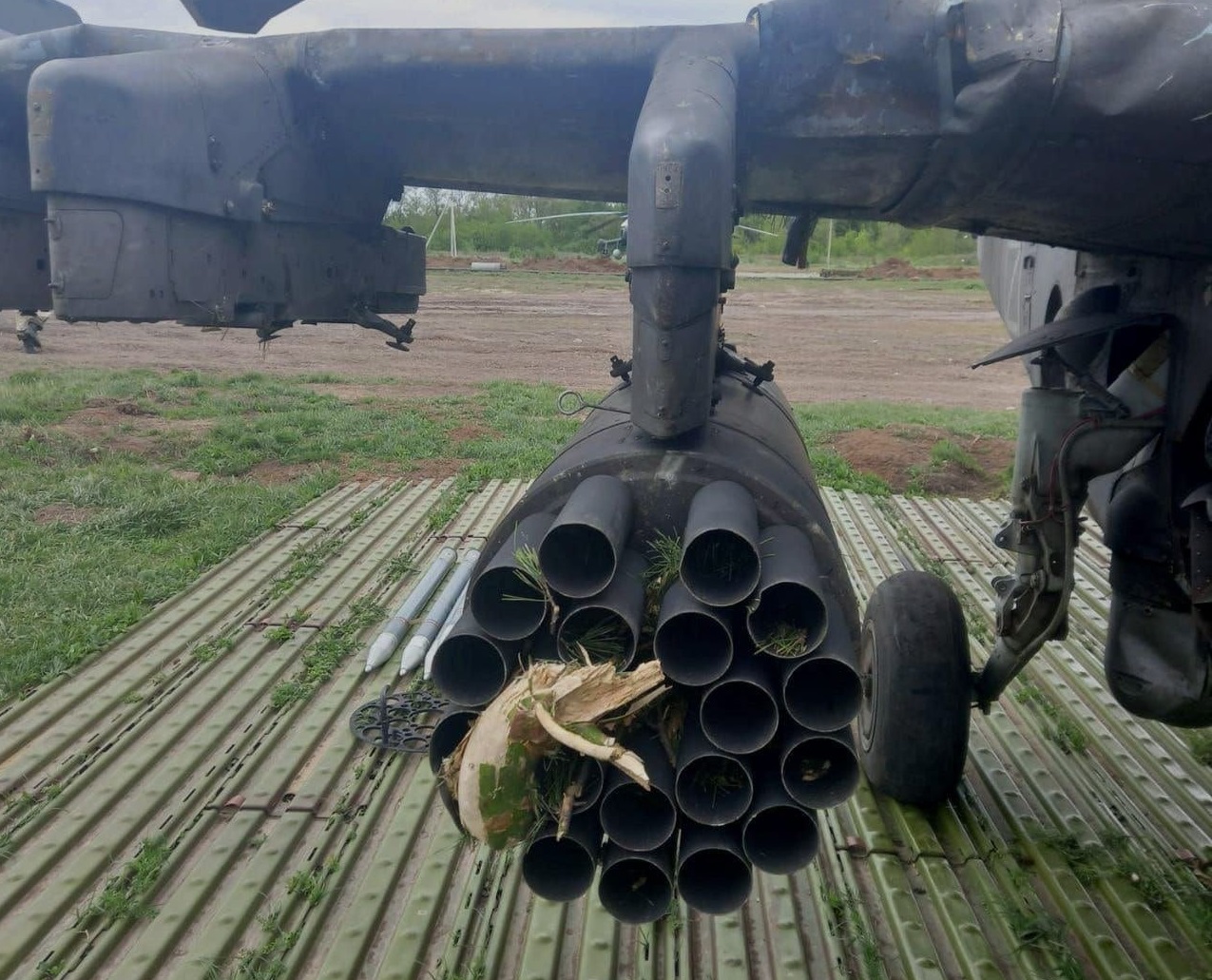 Российский вертолёт Ка-52 с защитой от ракет проиграл украинской ёлке, которая повредила ему комплекс обороны и пусковой блок