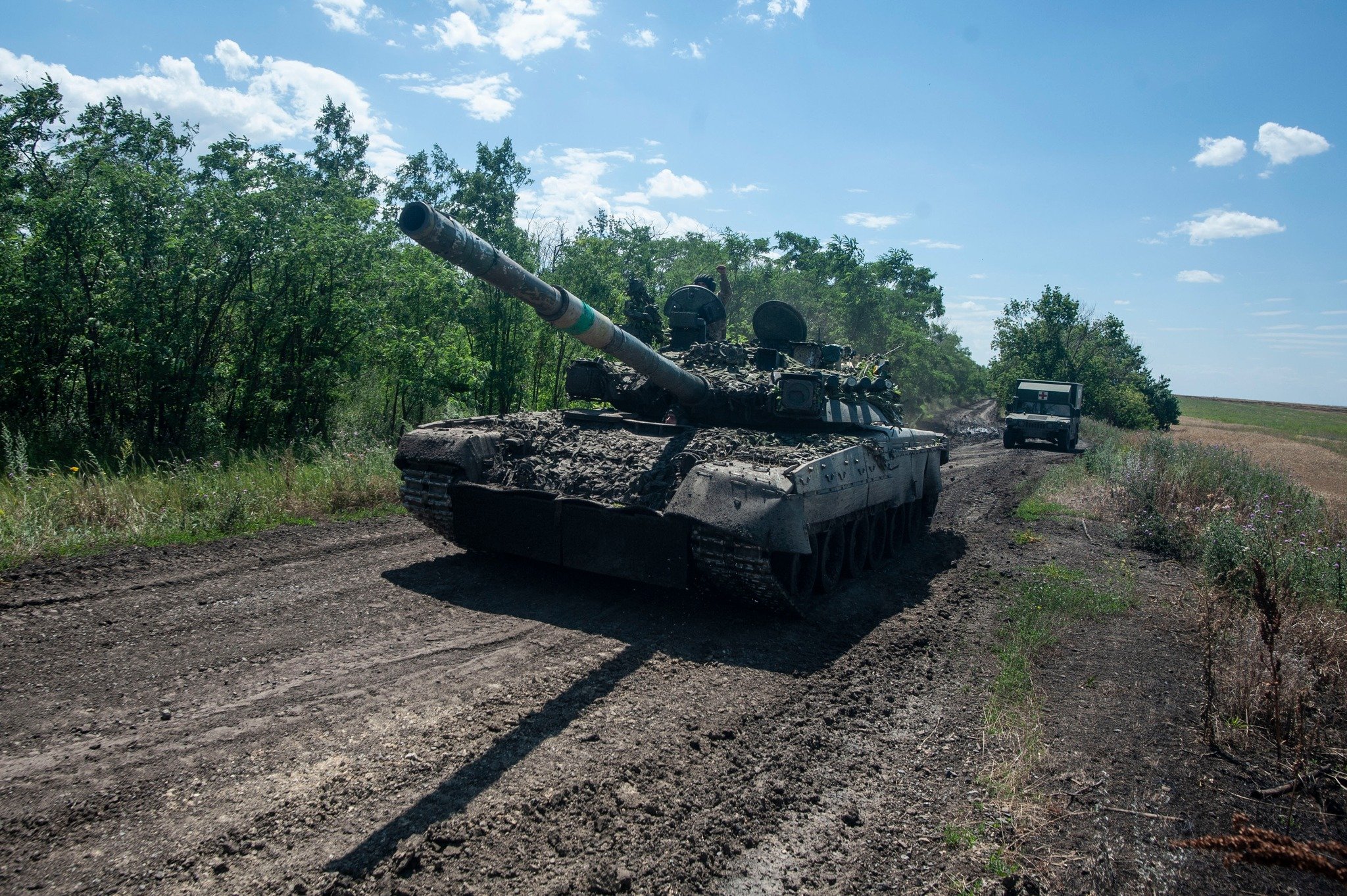 Украинские защитники используют очень редкий российский командирский танк Т-80УК (видео)
