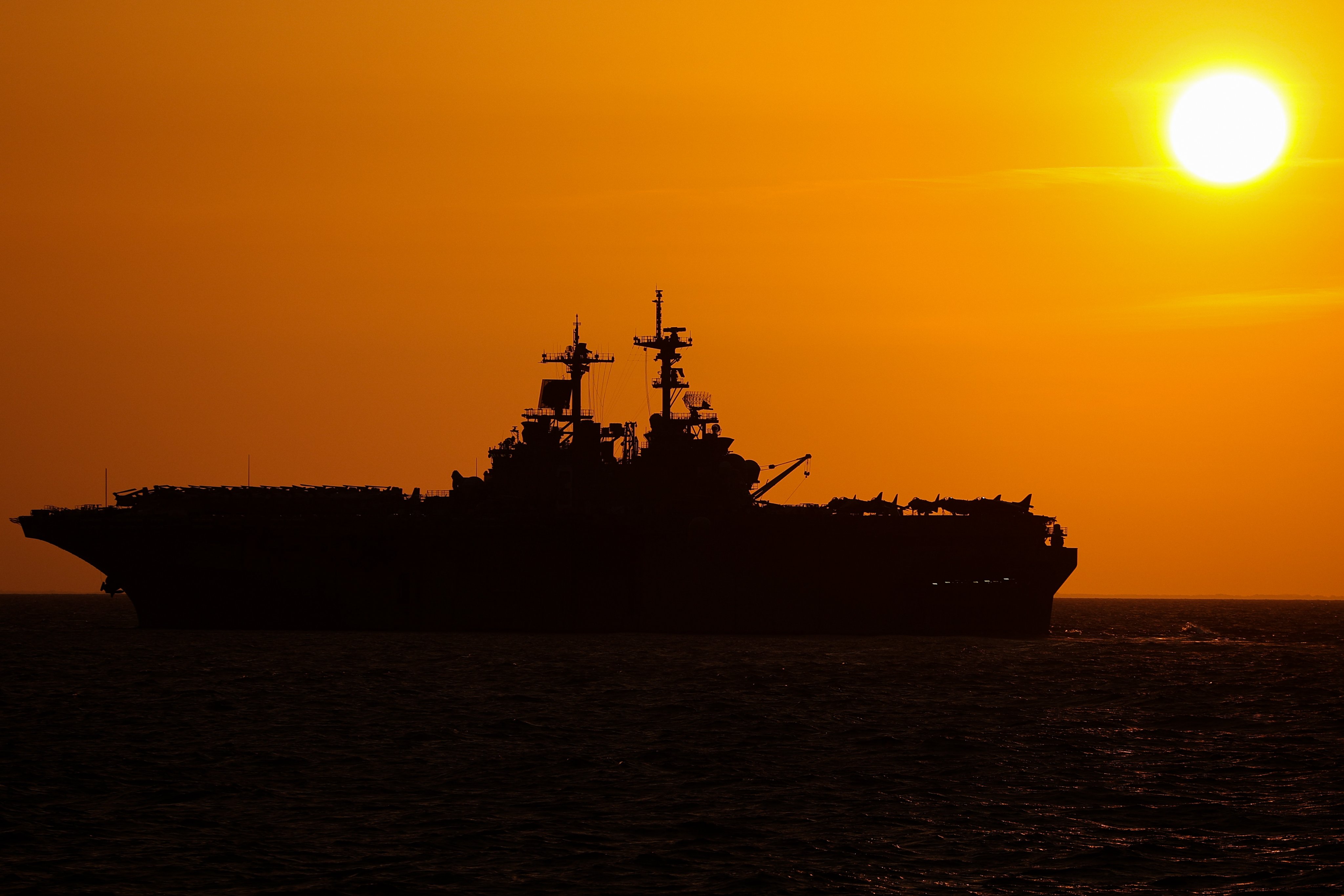 El buque insignia estadounidense USS Kearsarge de clase Wasp de asalto anfibio llega a Lituania