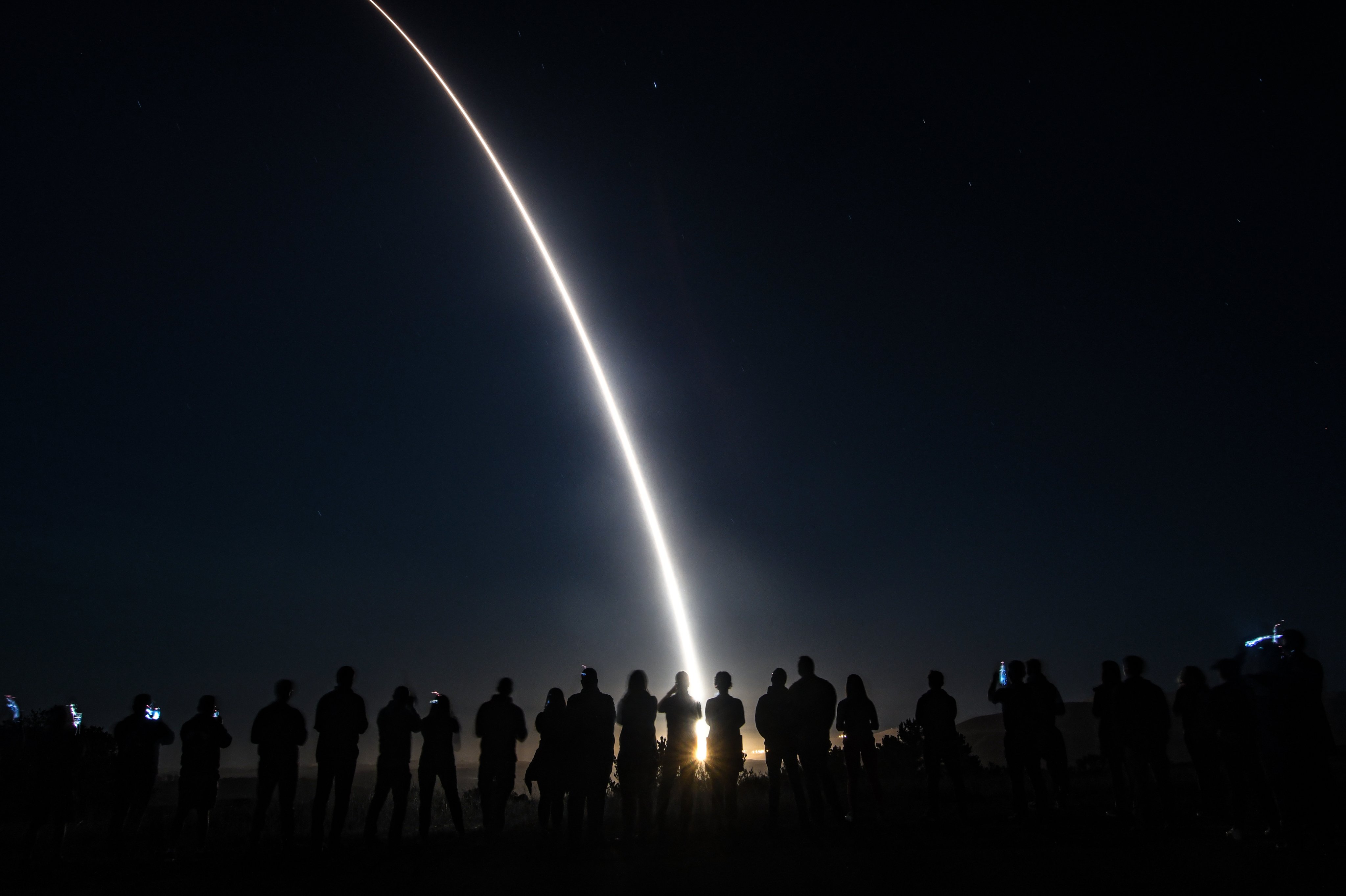 США успешно запустили межконтинентальную баллистическую ракету Minuteman III, которая может нести ядерные боеголовки и поражать цели на дальности 12 