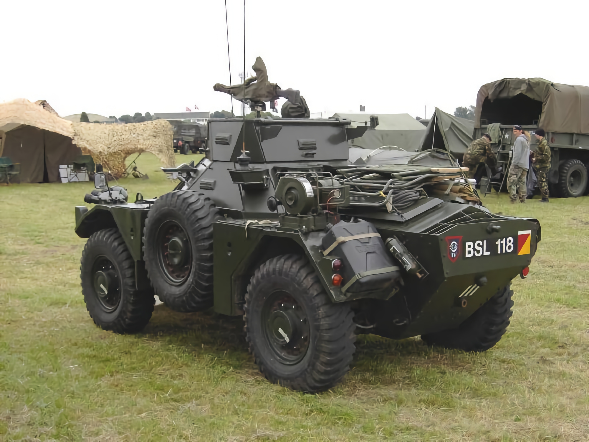 Le forze armate dell'Ucraina utilizzano veicoli corazzati britannici Land Rover Snatch e veicoli da ricognizione Ferret Mk 1 nella parte anteriore.