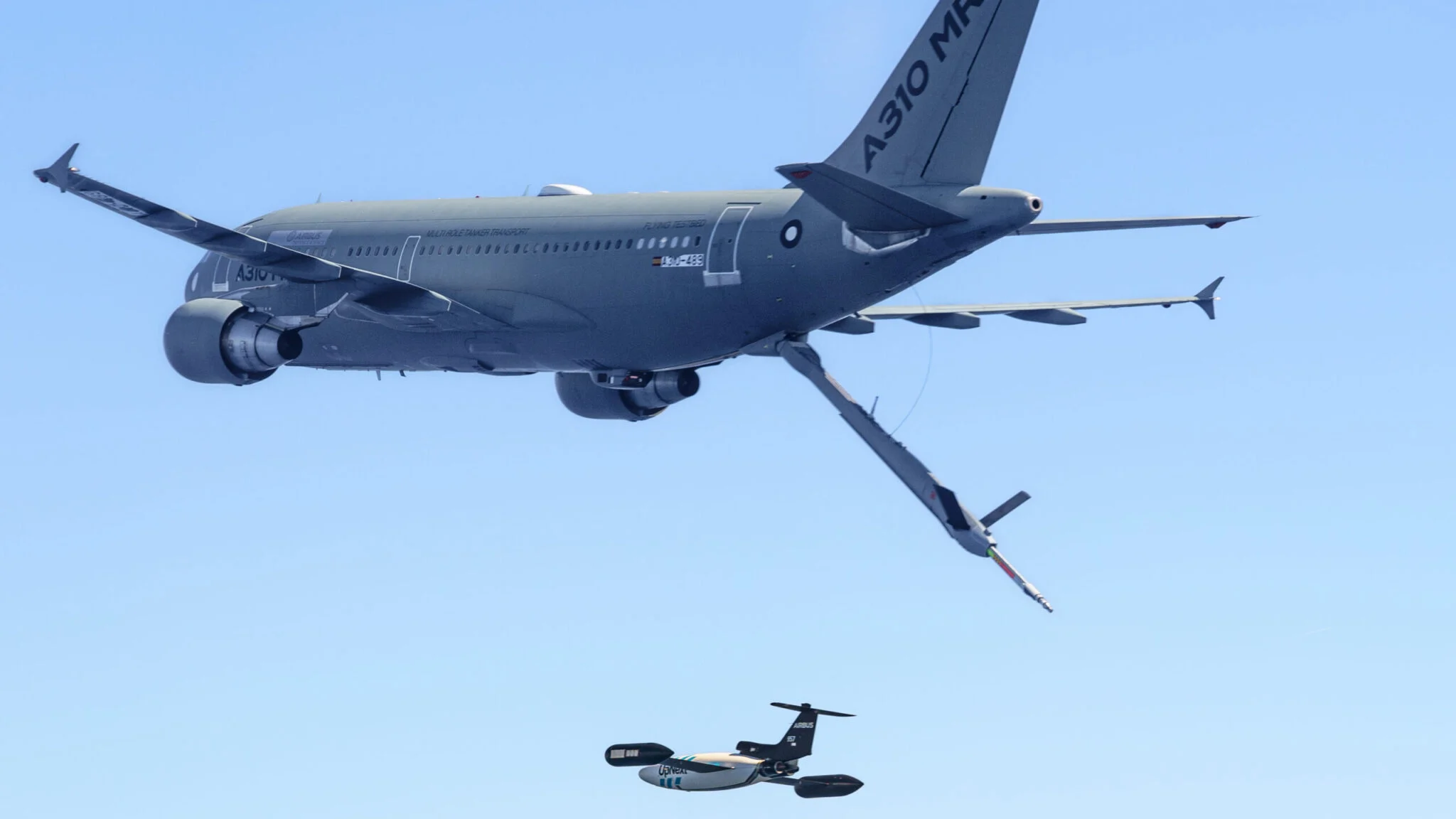 Samolot Airbus A310 MRTT przez sześć godzin latał z czterema dronami DT-25 do tankowania z powietrza