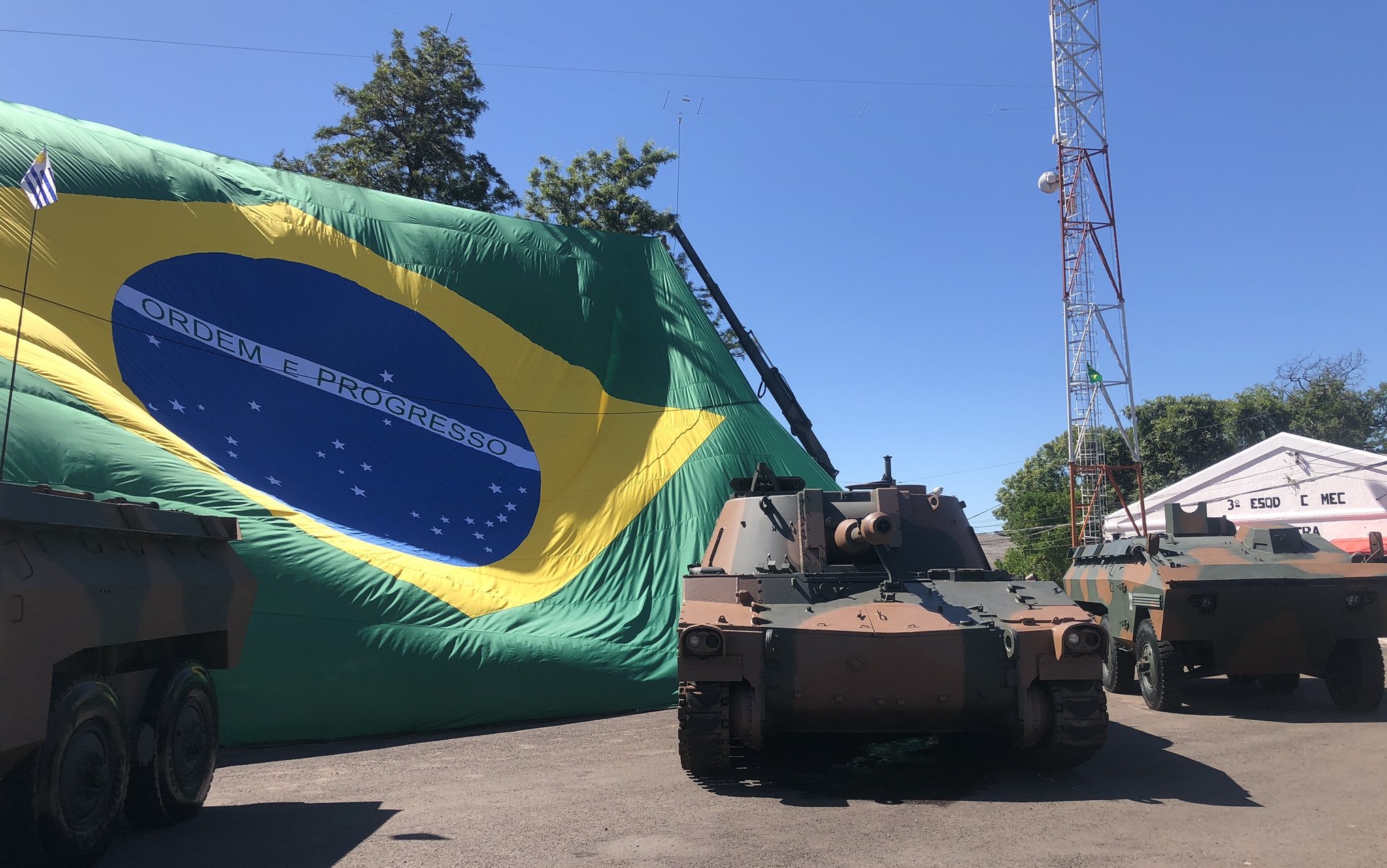 Бразилия подарила Уругваю 10 самоходных гаубиц M108 и 11 бронемашин Engesa EE-11 Urutu