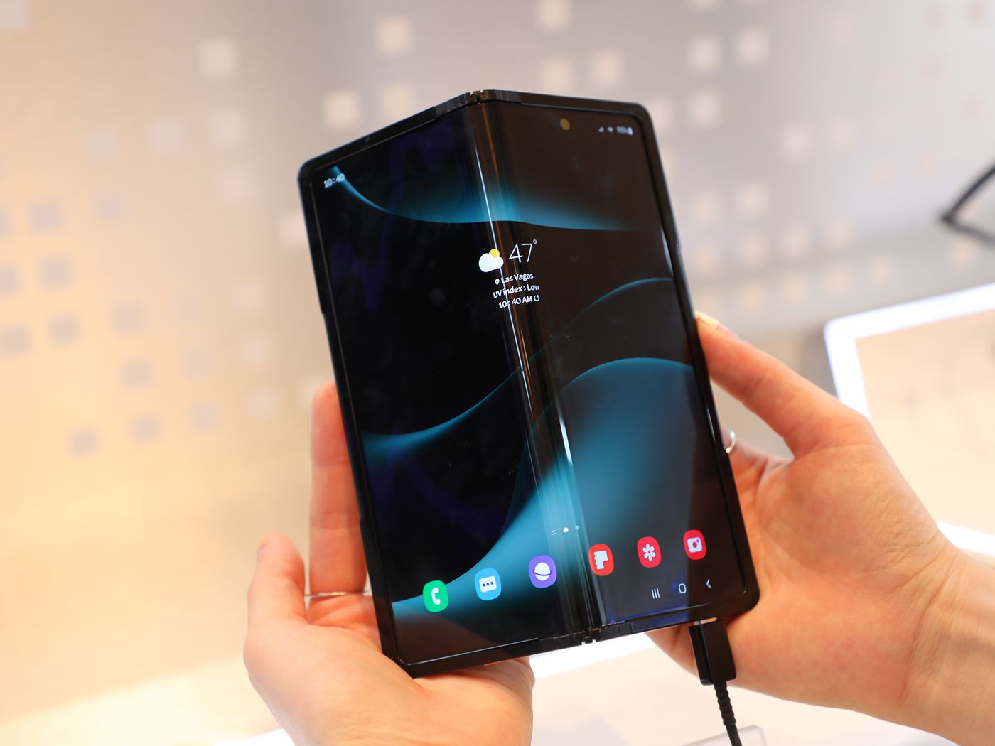 Samsung a présenté un nouvel écran flexible Flex In & Out, qui peut être plié dans les deux sens.