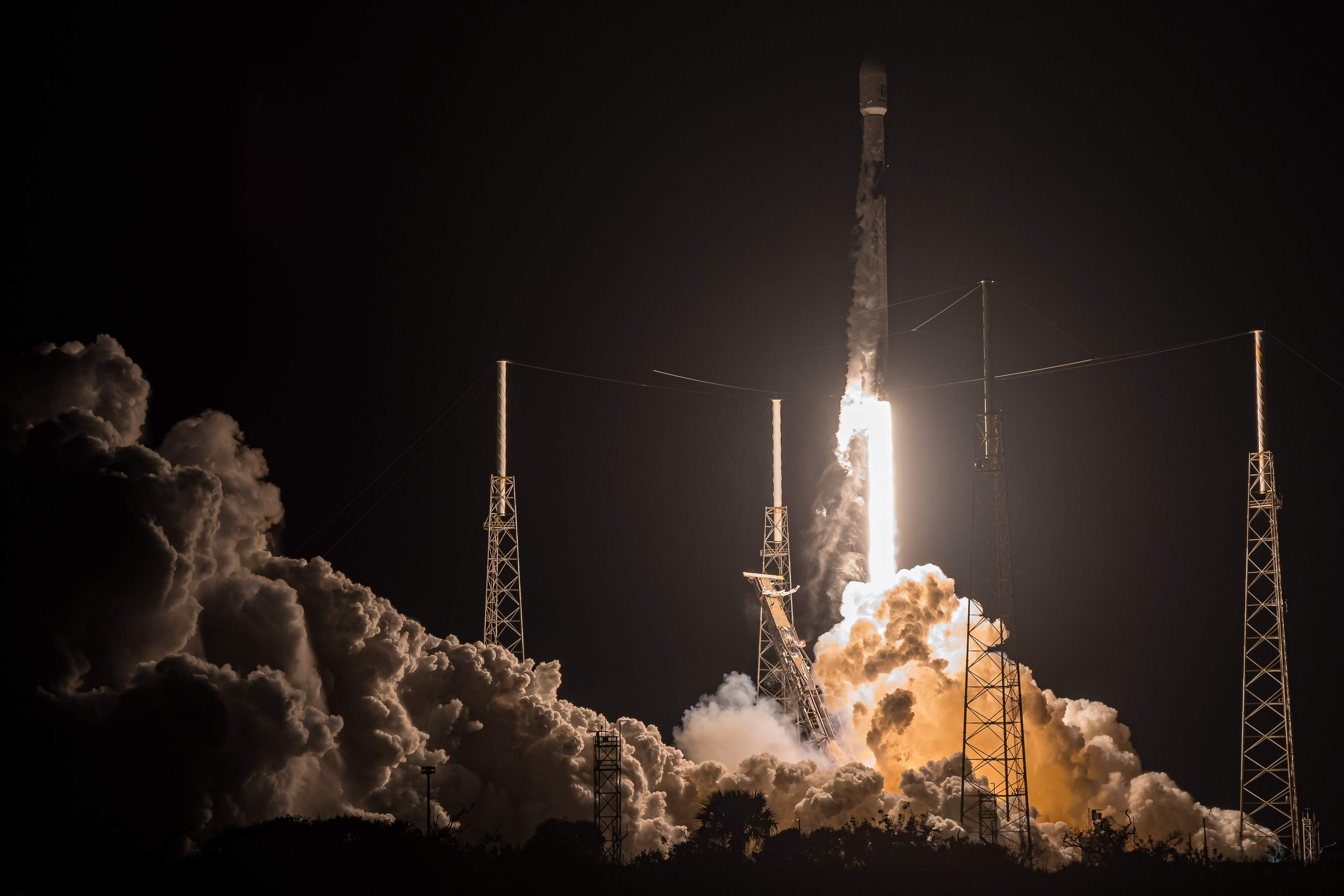 SpaceX ha effettuato con successo due lanci del Falcon 9 nel giro di poche ore. I razzi hanno messo in orbita diverse decine di satelliti, tra cui Starlink