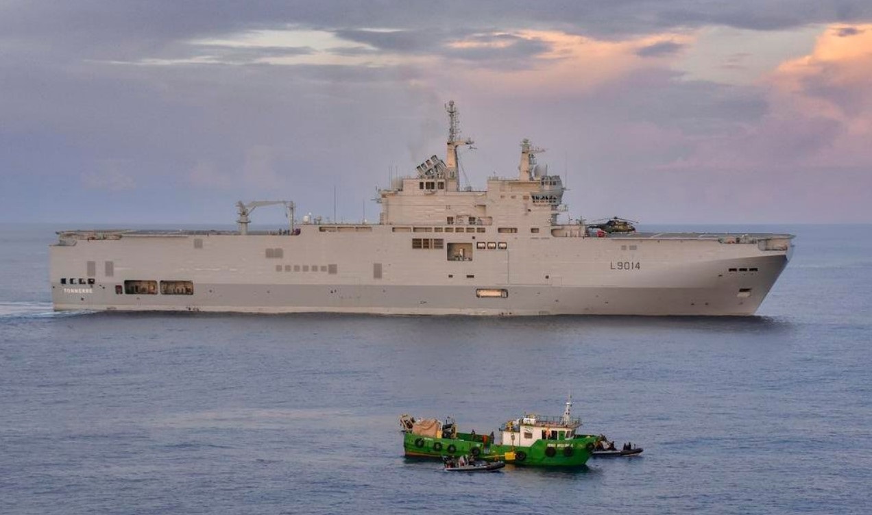 Französischer Hubschrauberträger FS Tonnerre fängt Schiff mit 4.600 Kilogramm Kokain im Wert von 158.000.000 $ ab