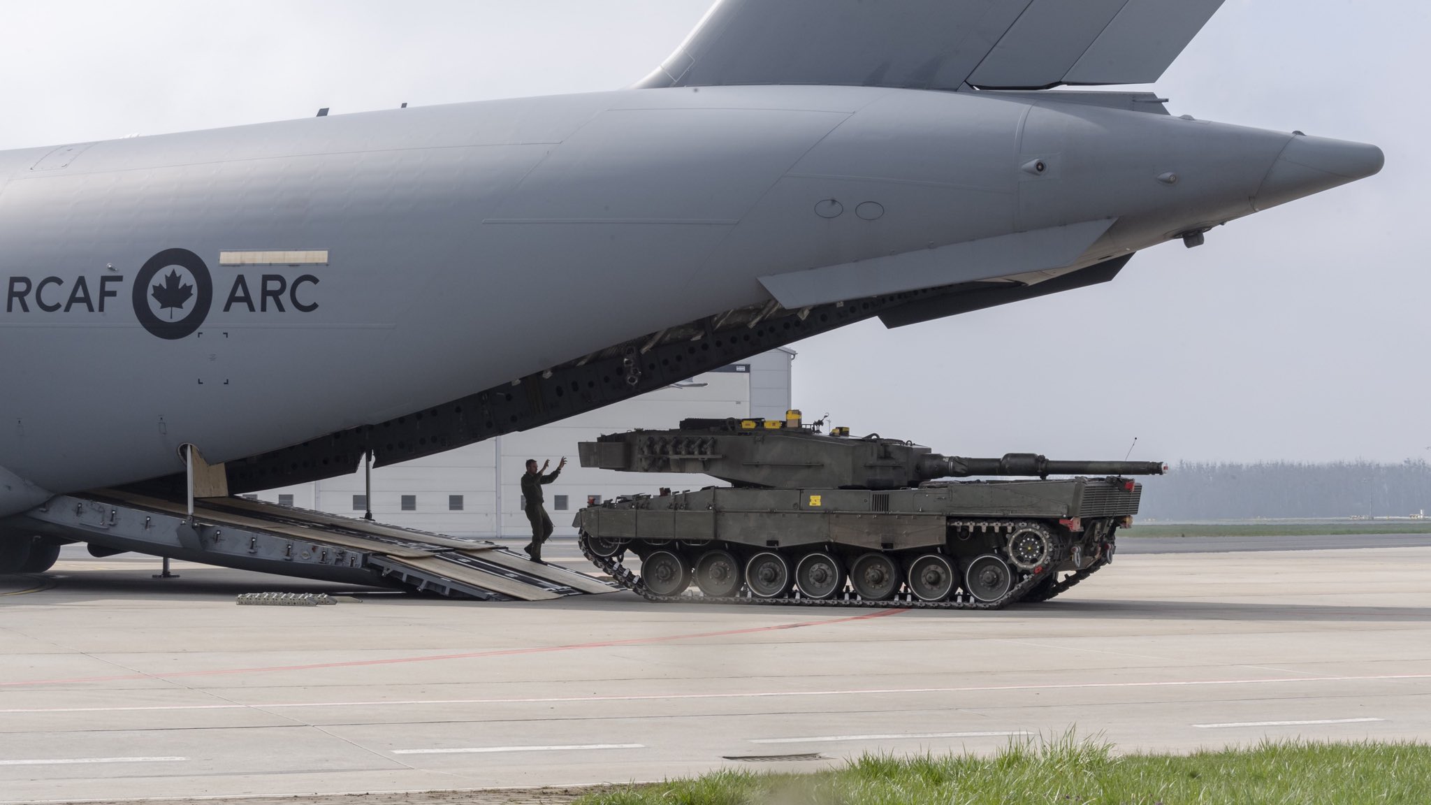 Il Canada invia otto carri armati Leopard 2A4 alla Polonia per trasferirli in Ucraina