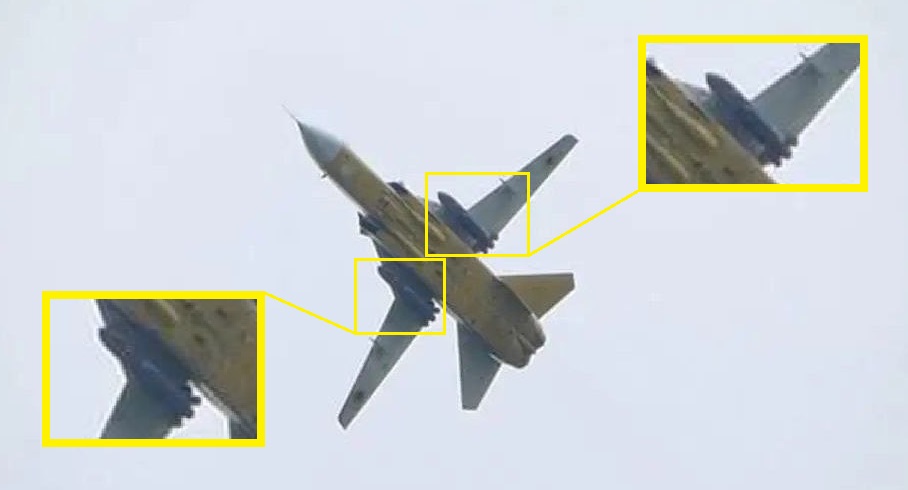 Il bombardiere ucraino Su-24M con due missili Storm Shadow mostrato per la prima volta in una foto reale