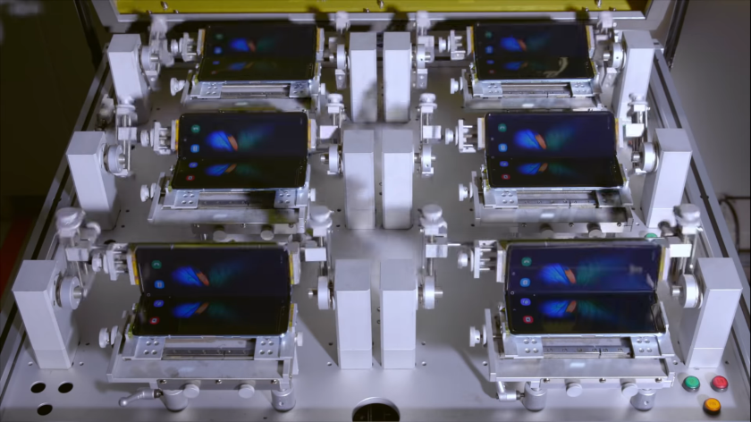Видео: Samsung показал как тестирует гибкий экран смартфона Galaxy Fold