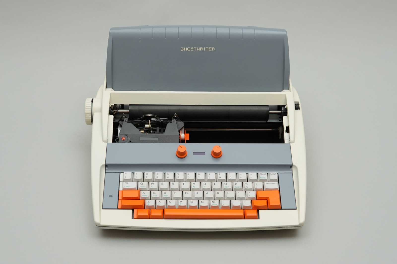 Un entusiasta ha creado Ghostwriter, una máquina de escribir con inteligencia artificial con la que puedes hablar