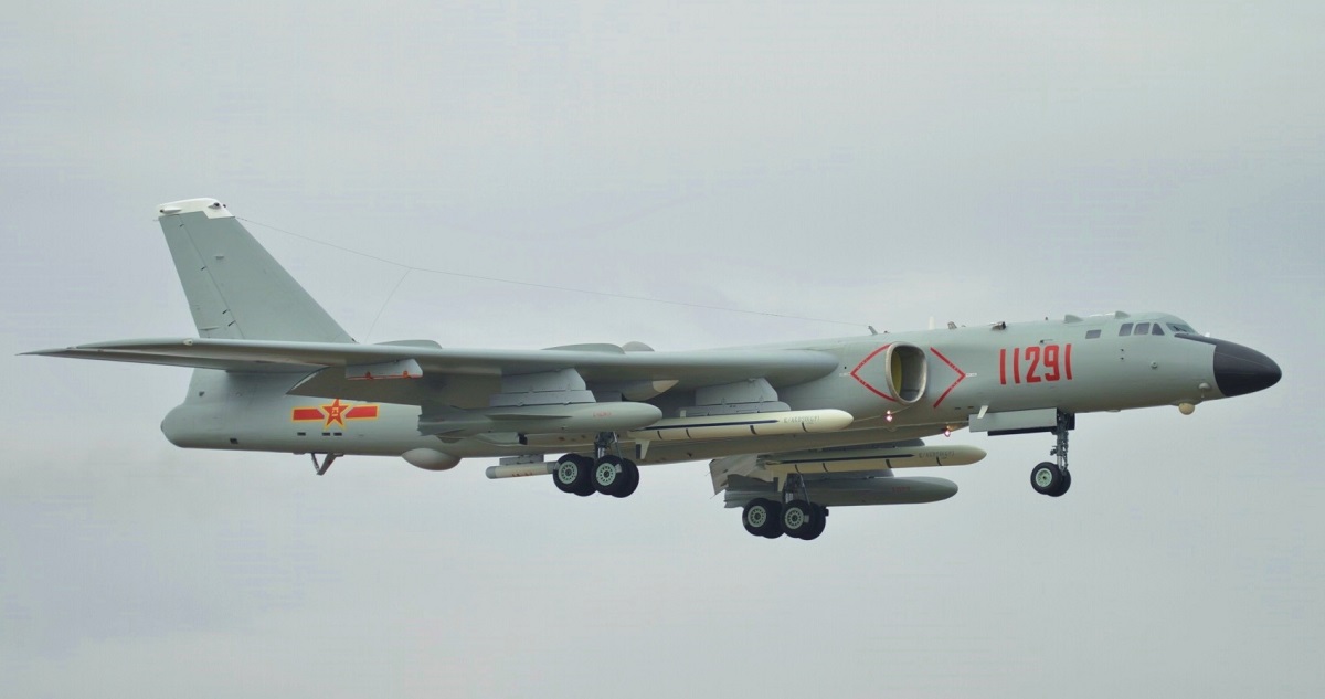 H-6 kjernefysiske bombefly eskortert av J-10, J-16 jagerfly og kinesiske krigsskip nærmet seg Taiwan - flyene krysset luftvernets identifikasjonssone.