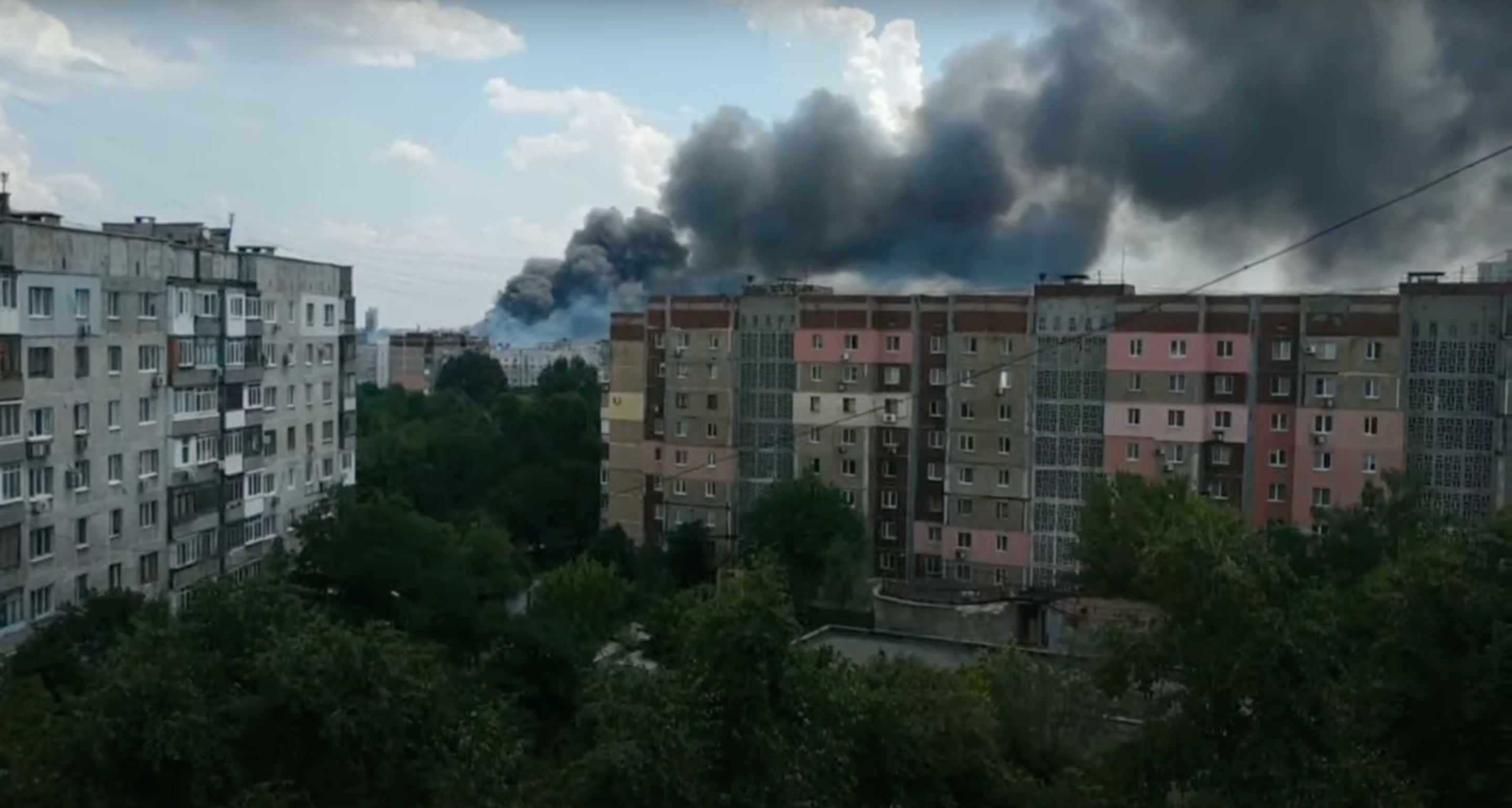 Ancora il lavoro dell'americano MLRS HIMARS? A Donetsk occupata, uno dei più grandi depositi di armi russi è in fiamme