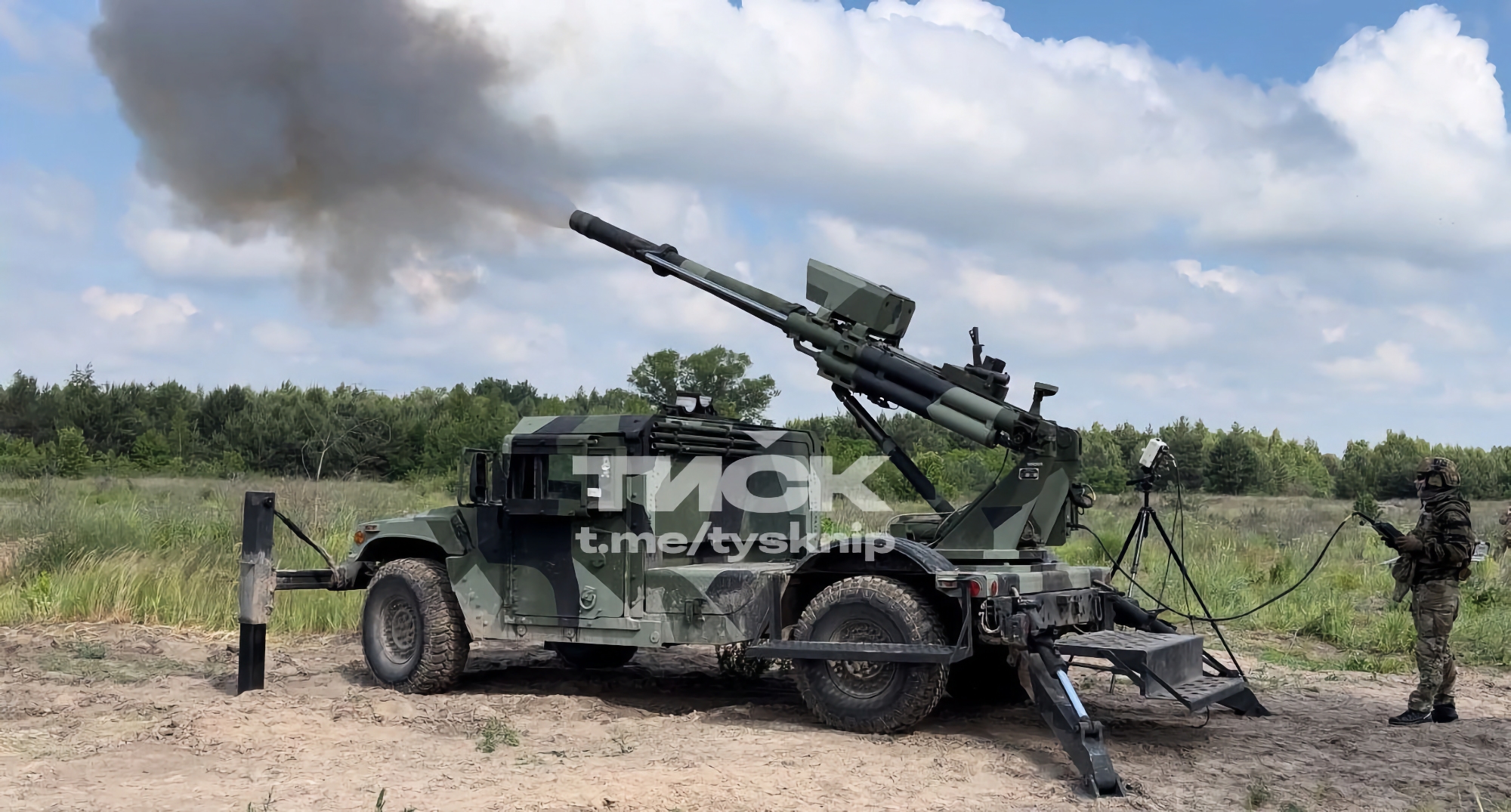 L'Ukraine a reçu un obusier expérimental Hawkeye de 105 mm sur le châssis du HMMWV M1152.