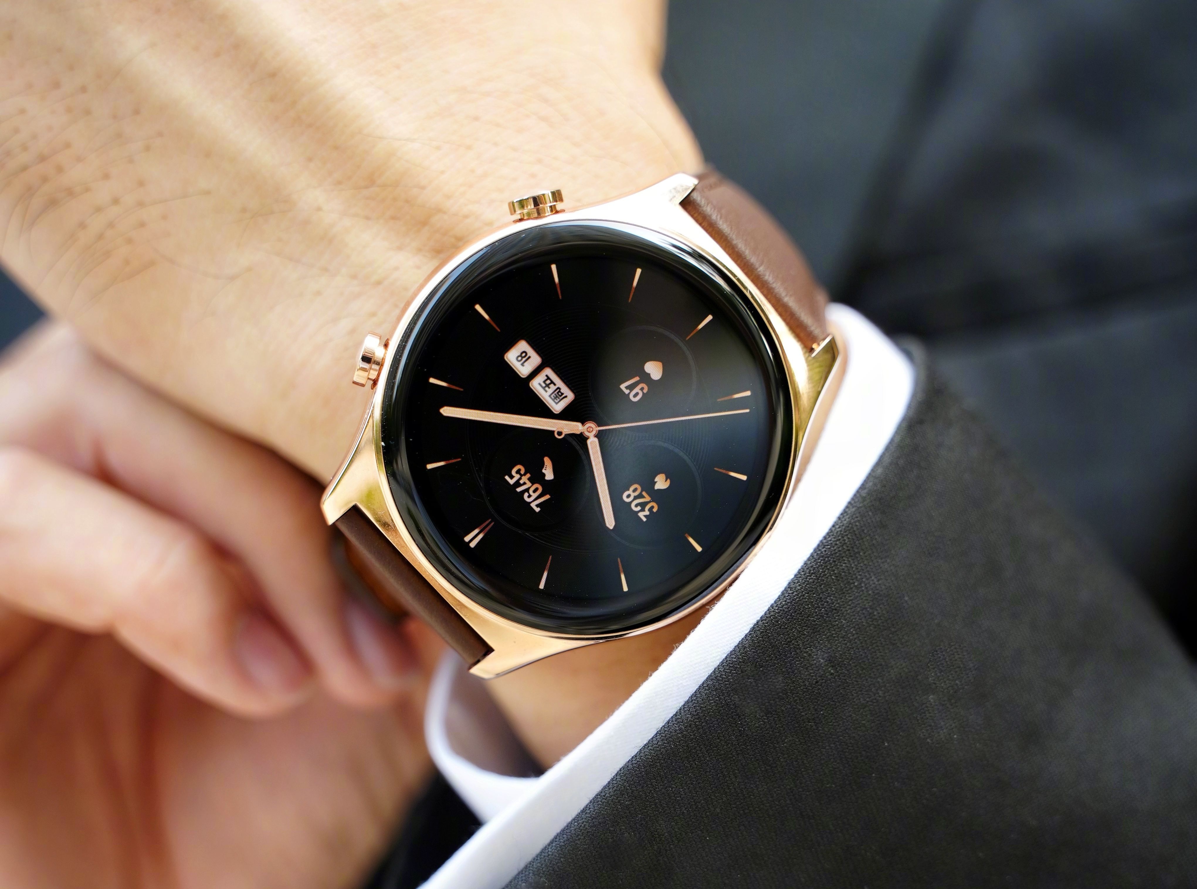 Honor showed "live" photos of the Watch GS3 smartwatch