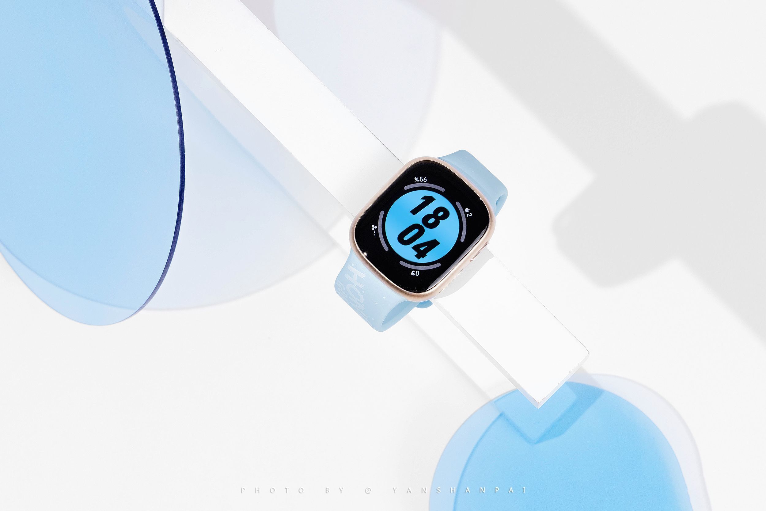 A copy of the Apple Watch: live pictures of the Honor Watch 4 have surfaced online