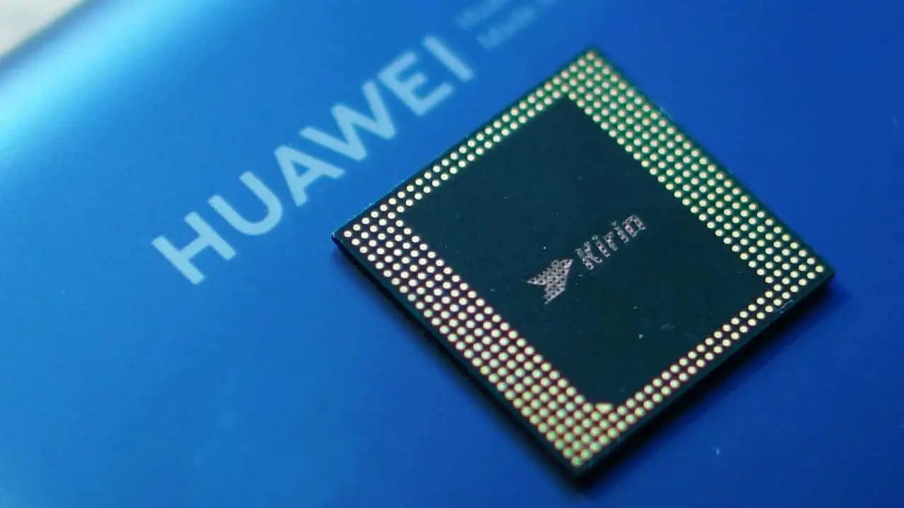 De aangepaste Kirin 9000-chip scoorde in Geekbench op hetzelfde niveau als de Snapdragon 865 van vier jaar geleden.