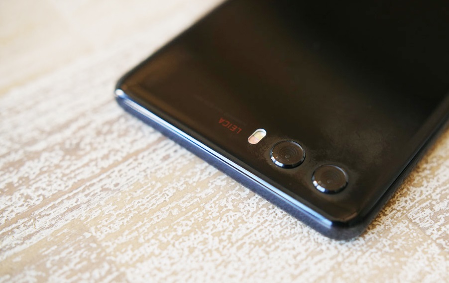 "Live" photo of the flagship Huawei P20: not three, but two cameras and touch volume keys
