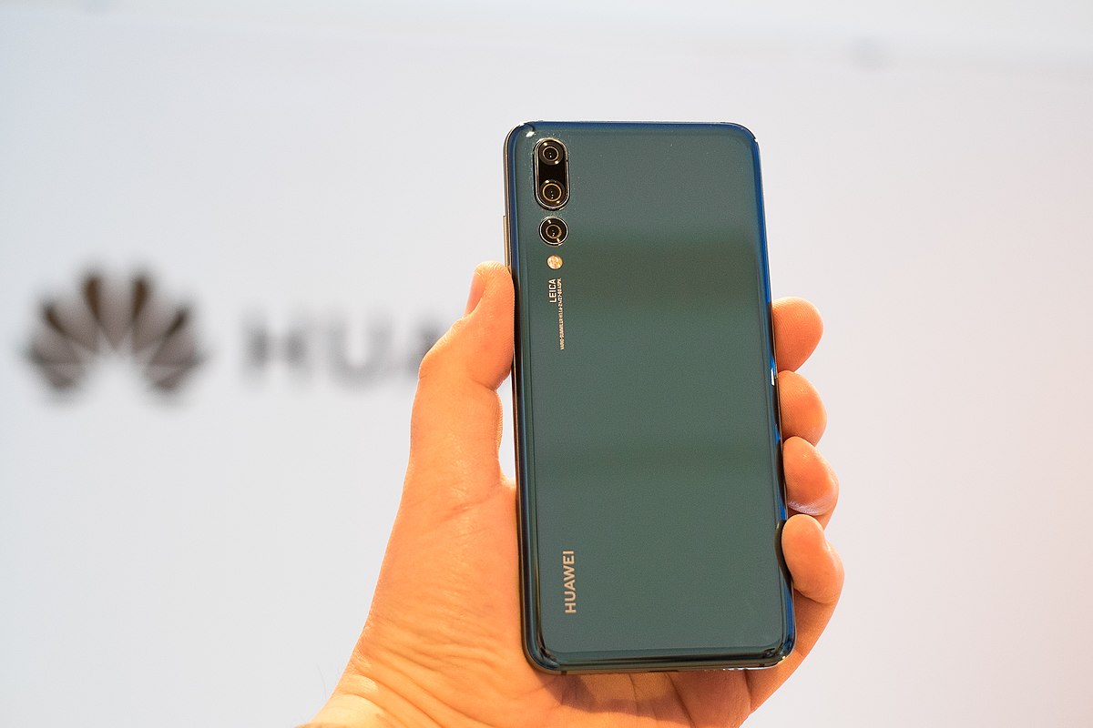Флагманська лінійка Huawei P20 2018 року почала отримувати HarmonyOS. Але поки оновлення доступно не для всіх