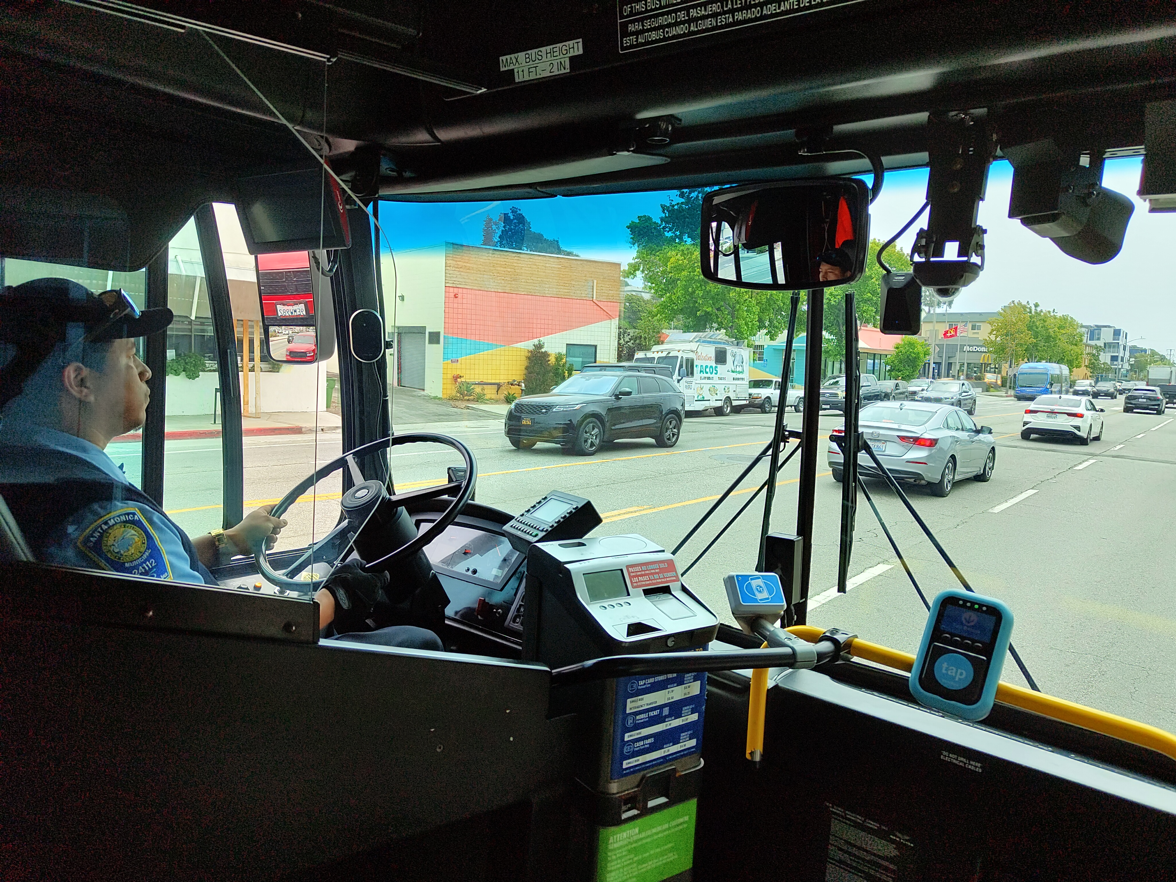 In the US, buses have been equipped with artificial intelligence that automatically penalises cars parked on a bus line