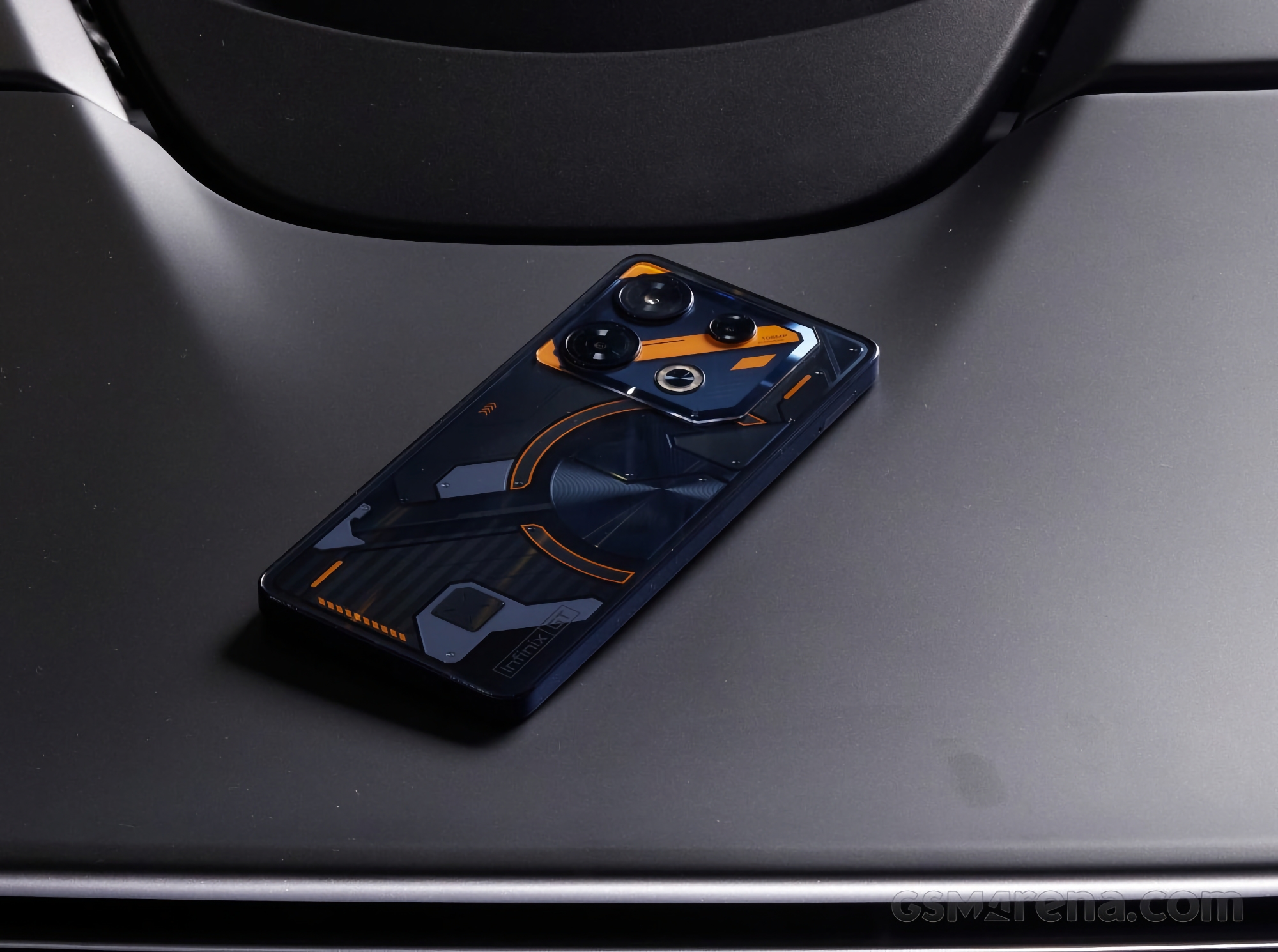 Voici à quoi ressemblera l'Infinix GT 10 Pro : un smartphone de jeu au design similaire à celui du Nothing Phone 2.