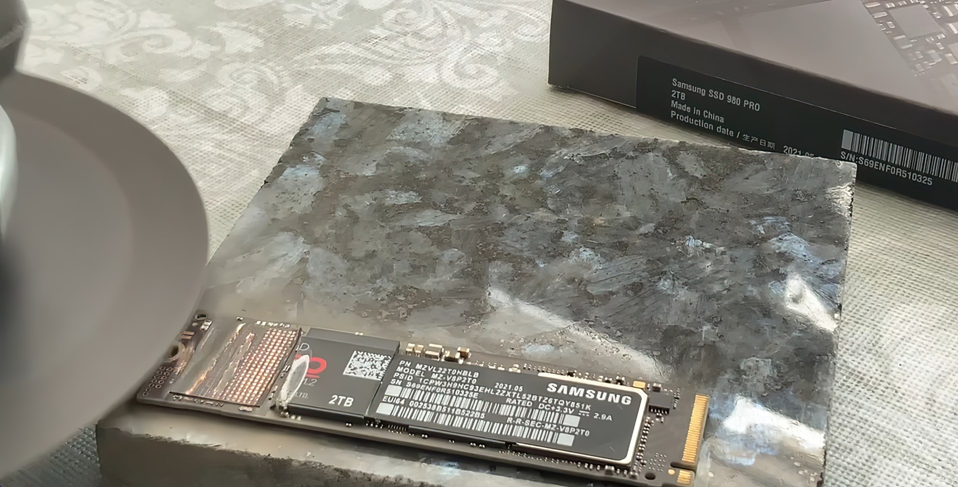Samsung Deutschland offers the user to smash the SSD with a hammer to get a new drive under warranty