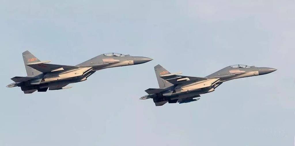Китай отправил в зону распознавания ПВО Тайваня 42 истребителя J-10, J-11, J-16, Су-30 и стратегический дрон CH-4